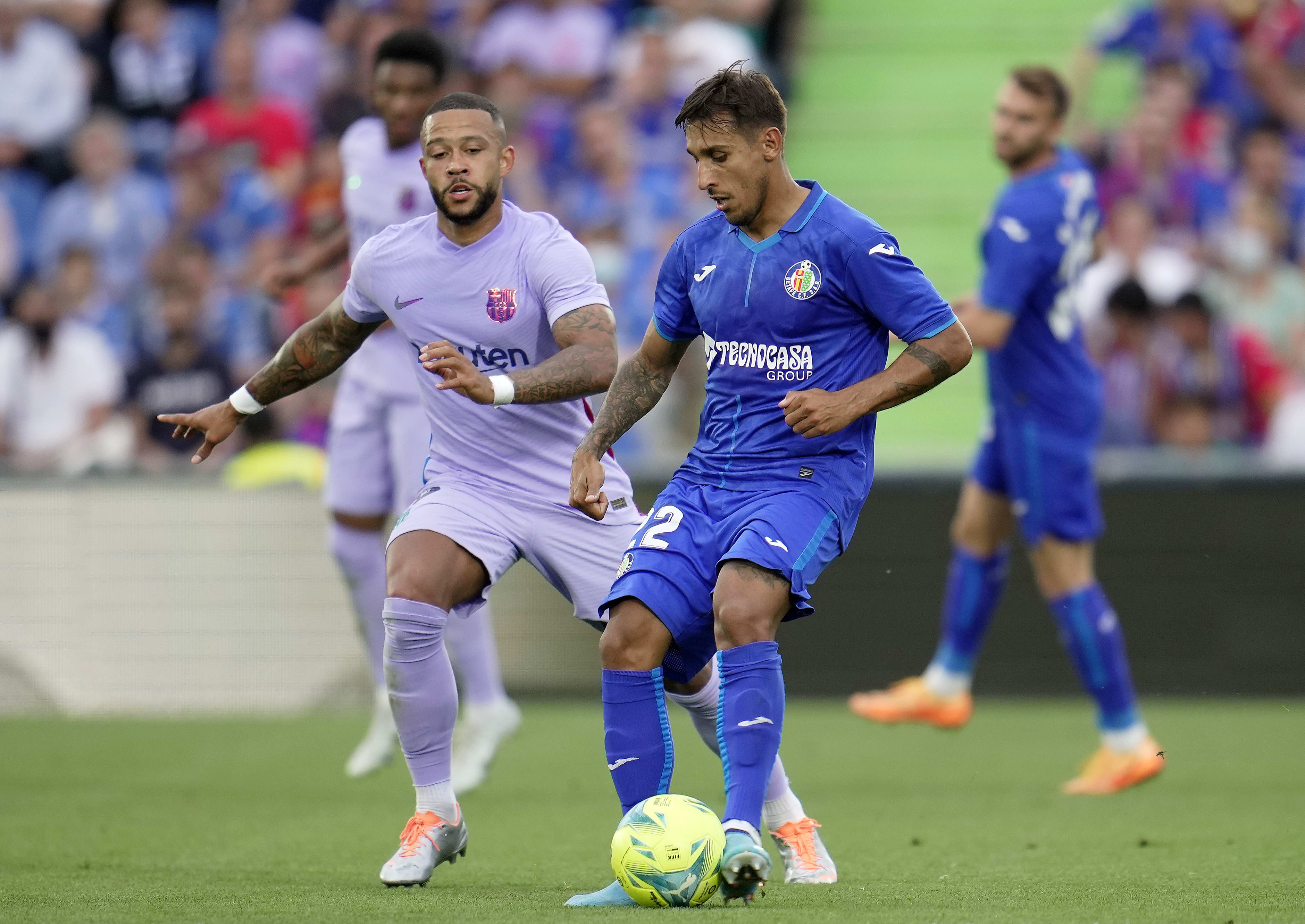 שחקן ברצלונה ממפיס דפאי מול שחקן חטאפה דמיאן סוארס