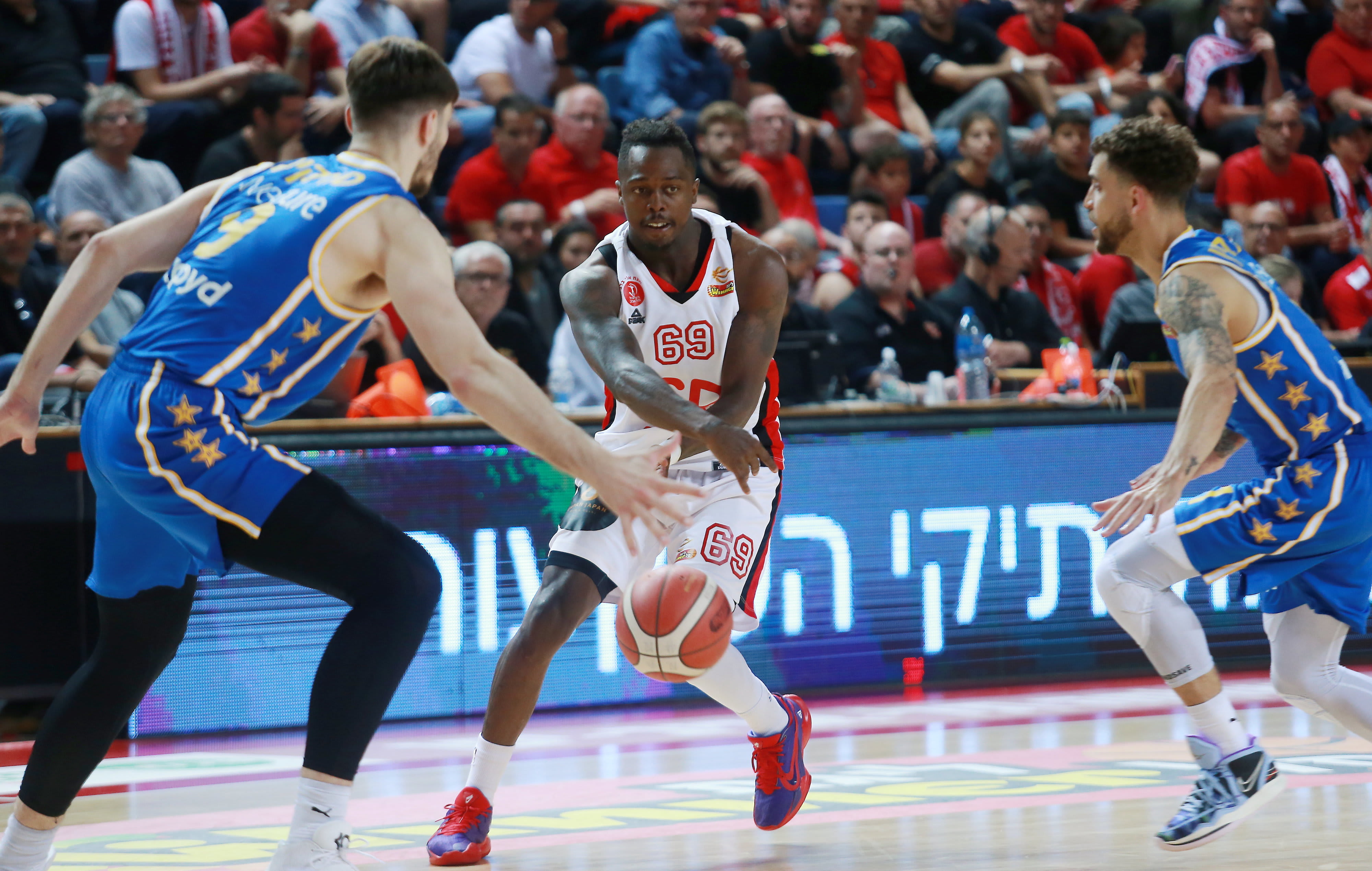 שחקן הפועל תל אביב ג'ייקובן בראון מול שחקן מכבי תל אבי רומן סורקין, סקוטי ווילבקין