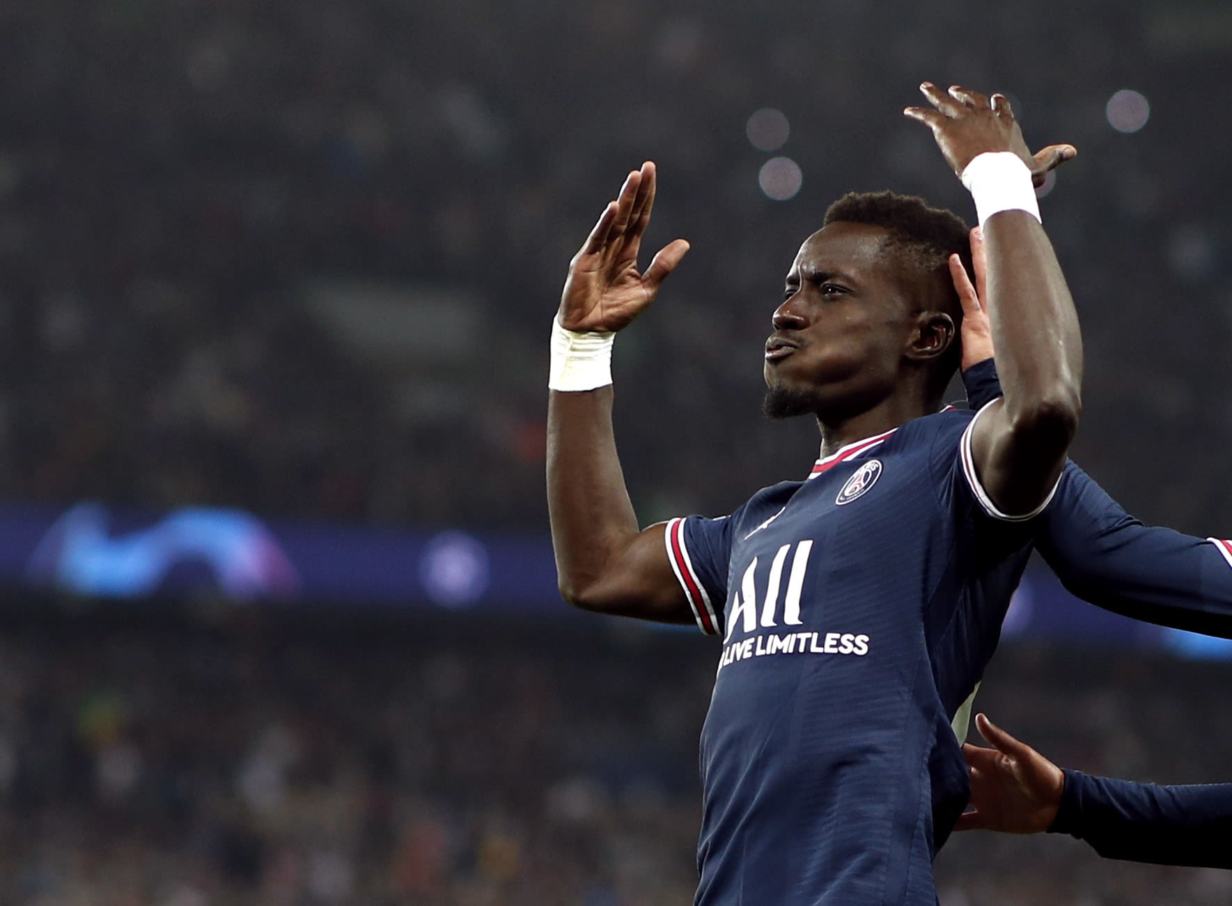 אידריסה גיי שחקן פריז סן ז'רמן חוגג שער