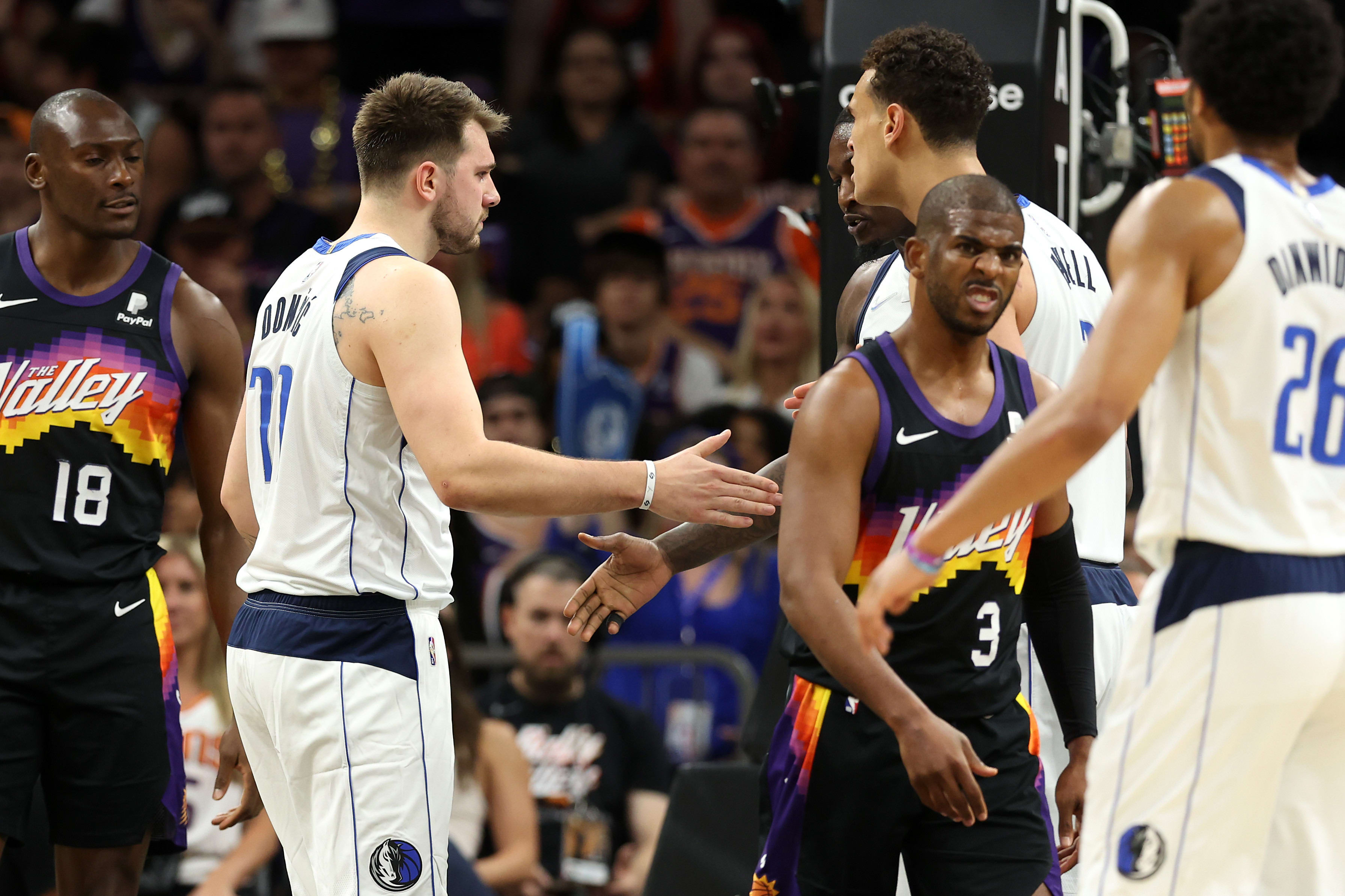 כריס פול לצד לוקה דונצ'יץ' במשחק 7 בסדרה של דאלאס מאבריקס מול פיניקס סאנס