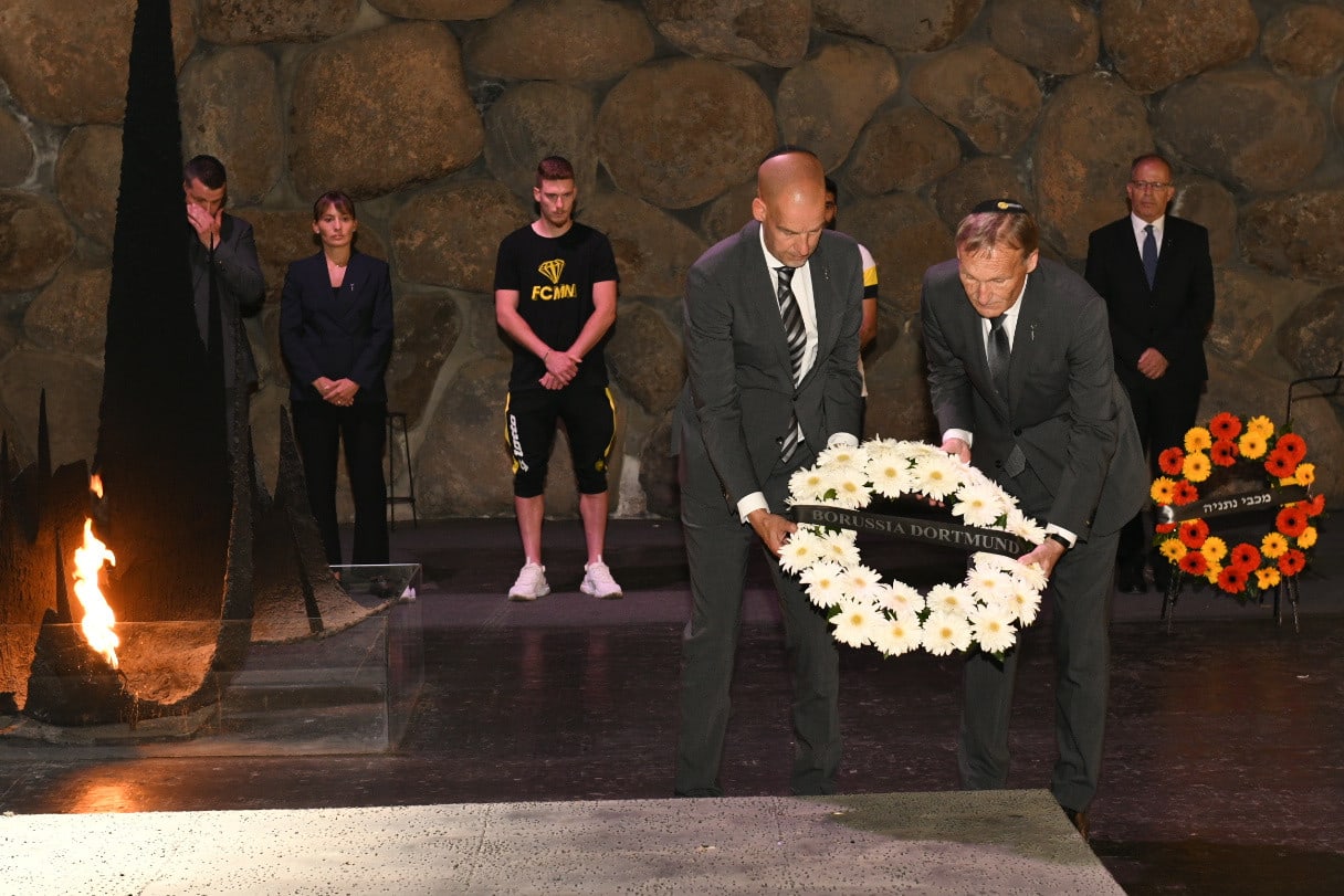 האנס יואכים ואצקה מנכ"ל בורוסיה דורטמונד עם קרסטן קרמר ביד ושם