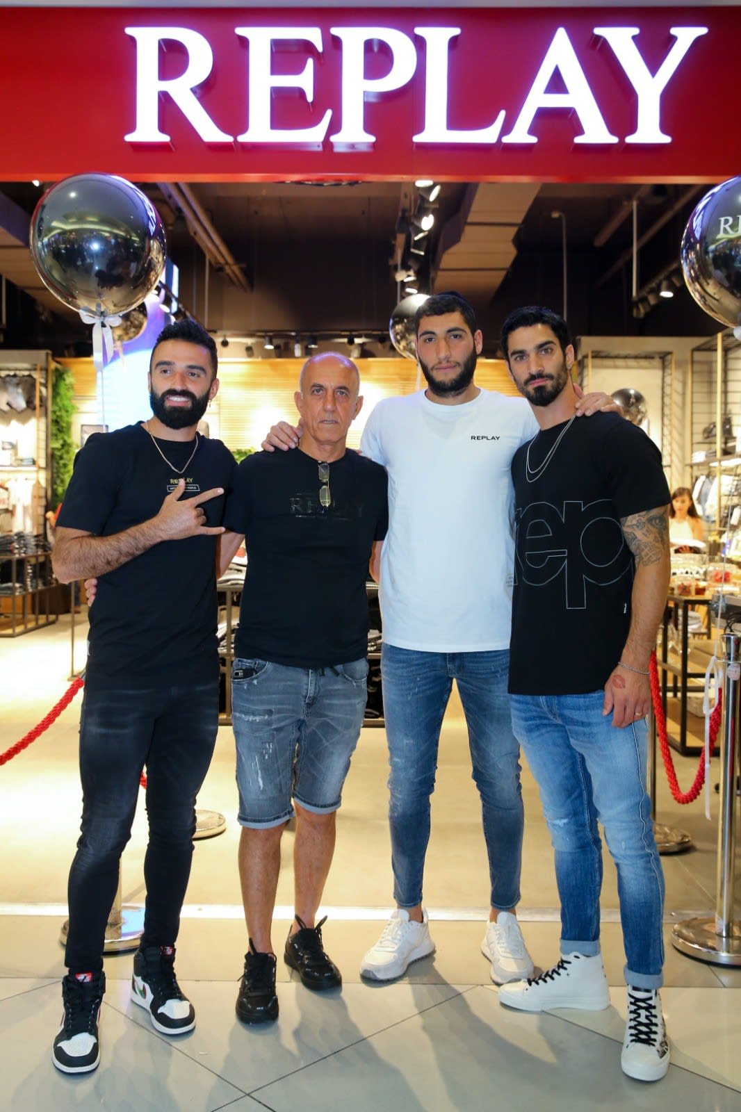 שחקני בית"ר ירושלים במתחם ריפליי