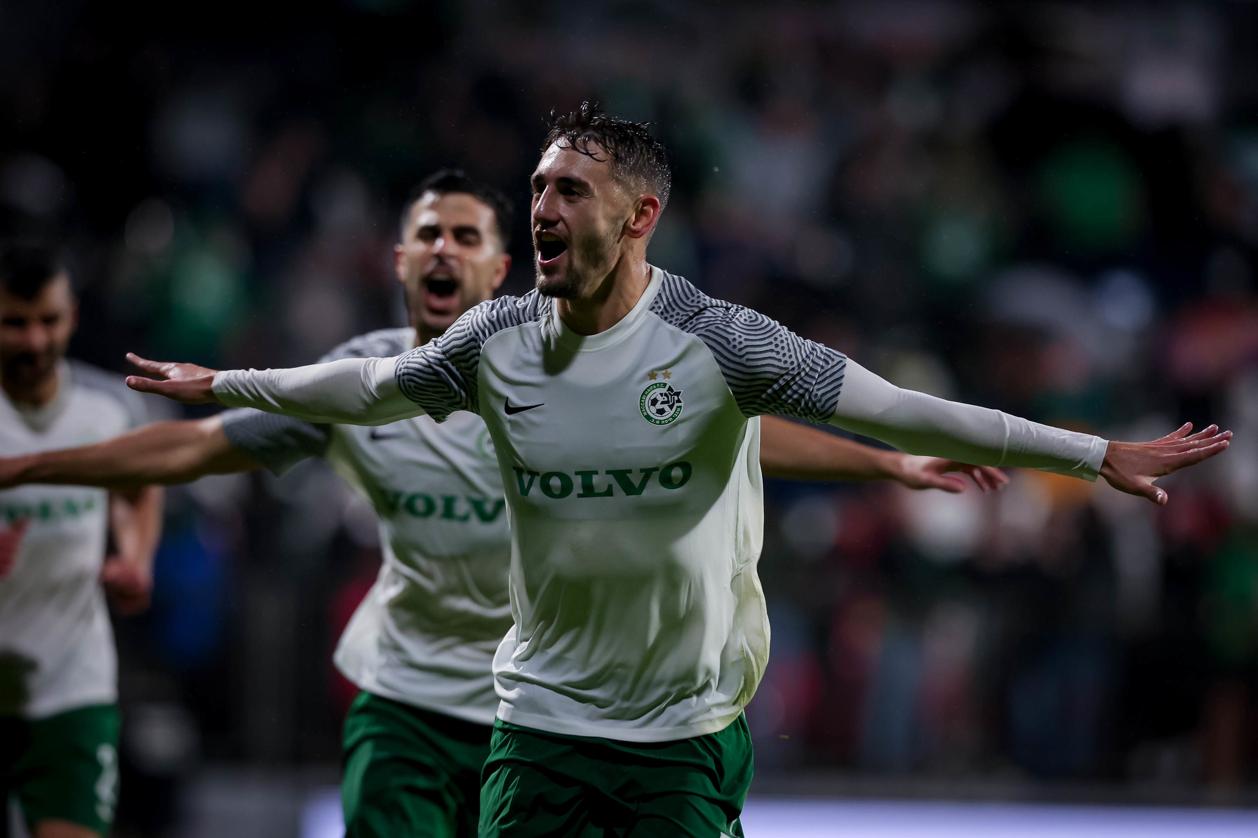 עומר אצילי שחקן מכבי חיפה חוגג שער