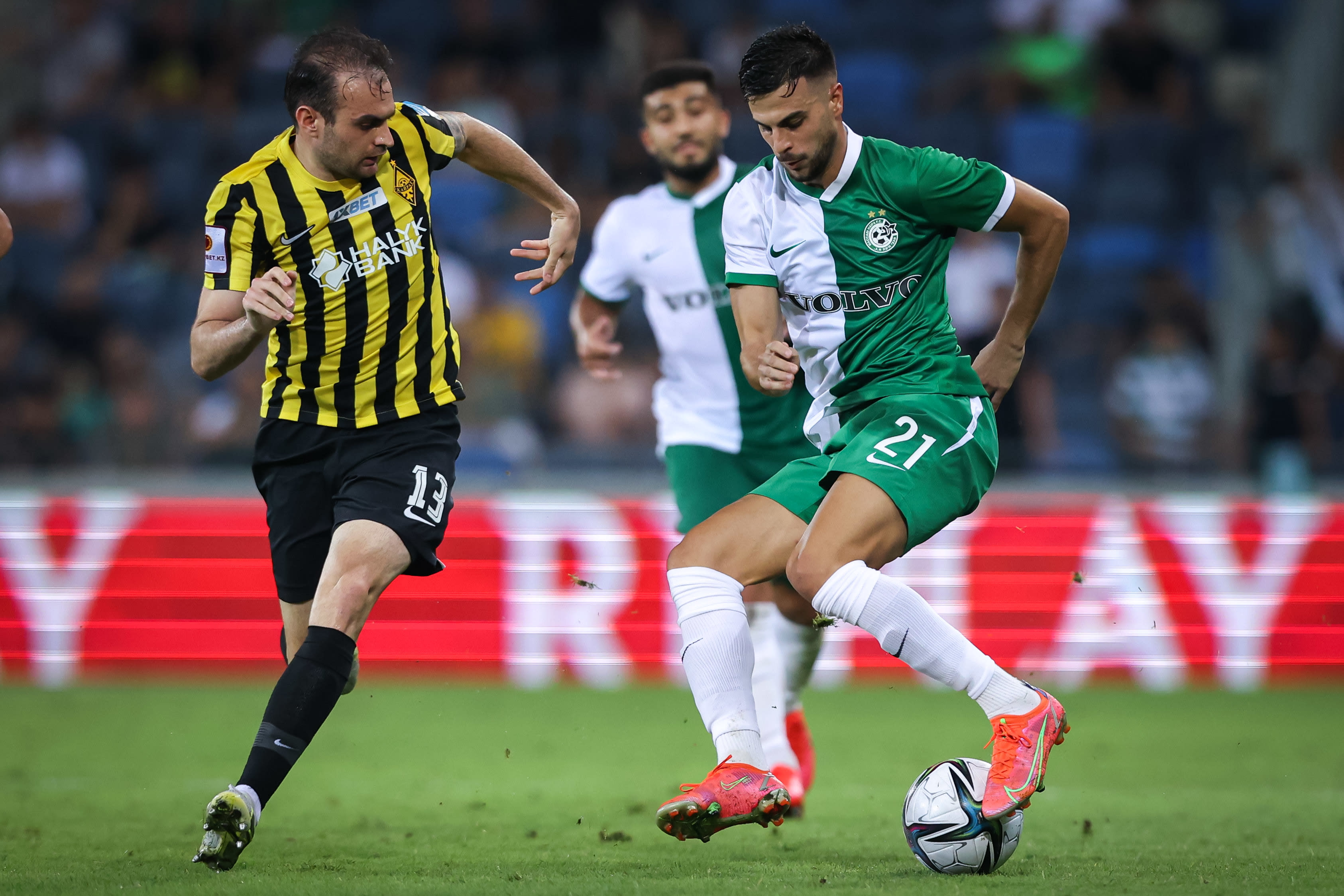 שחקן מכבי חיפה דין דוד מול שחקן קייראט קאמו חובחאניסיאן