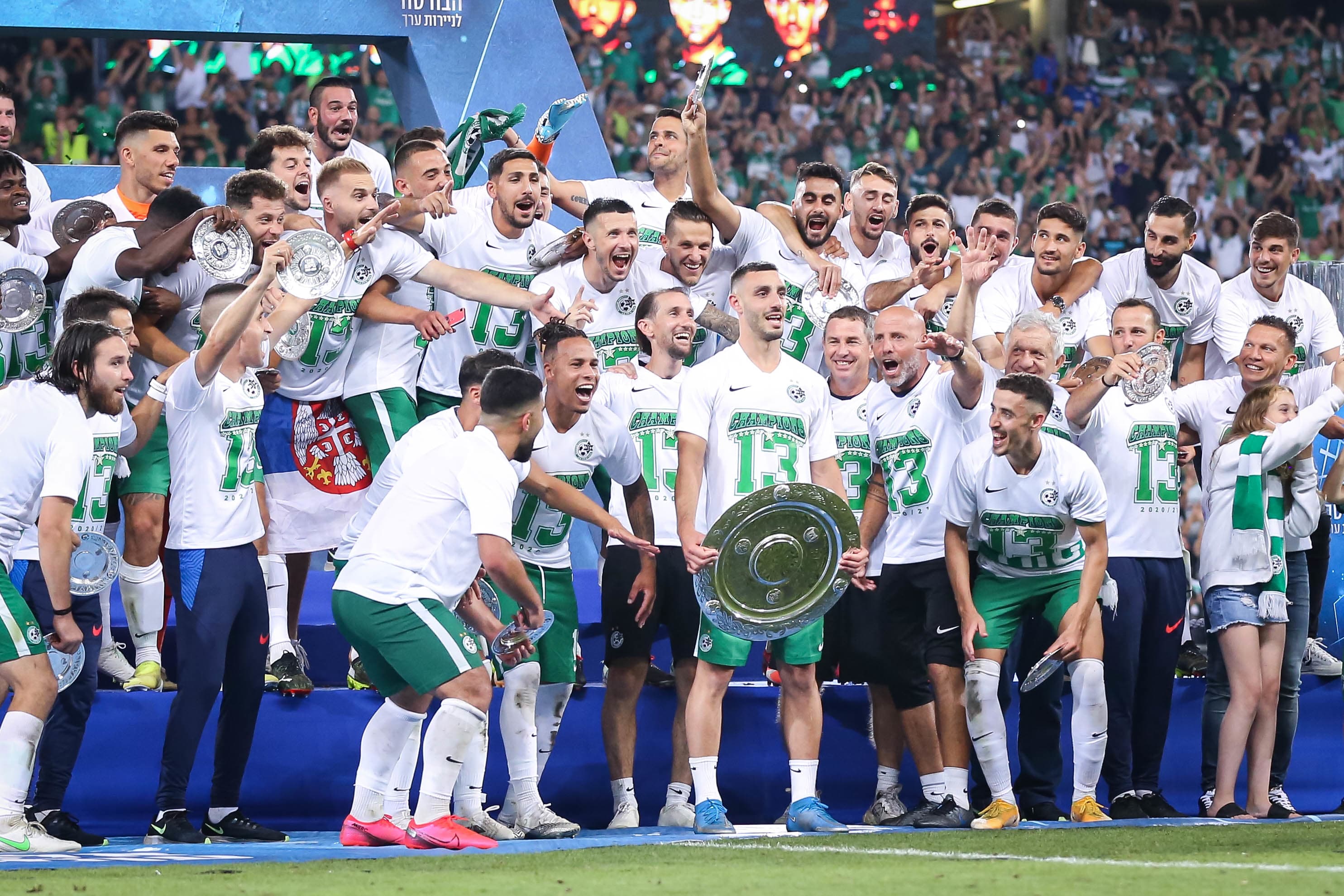 קפטן מכבי חיפה נטע לביא מניף את צלחת האליפות