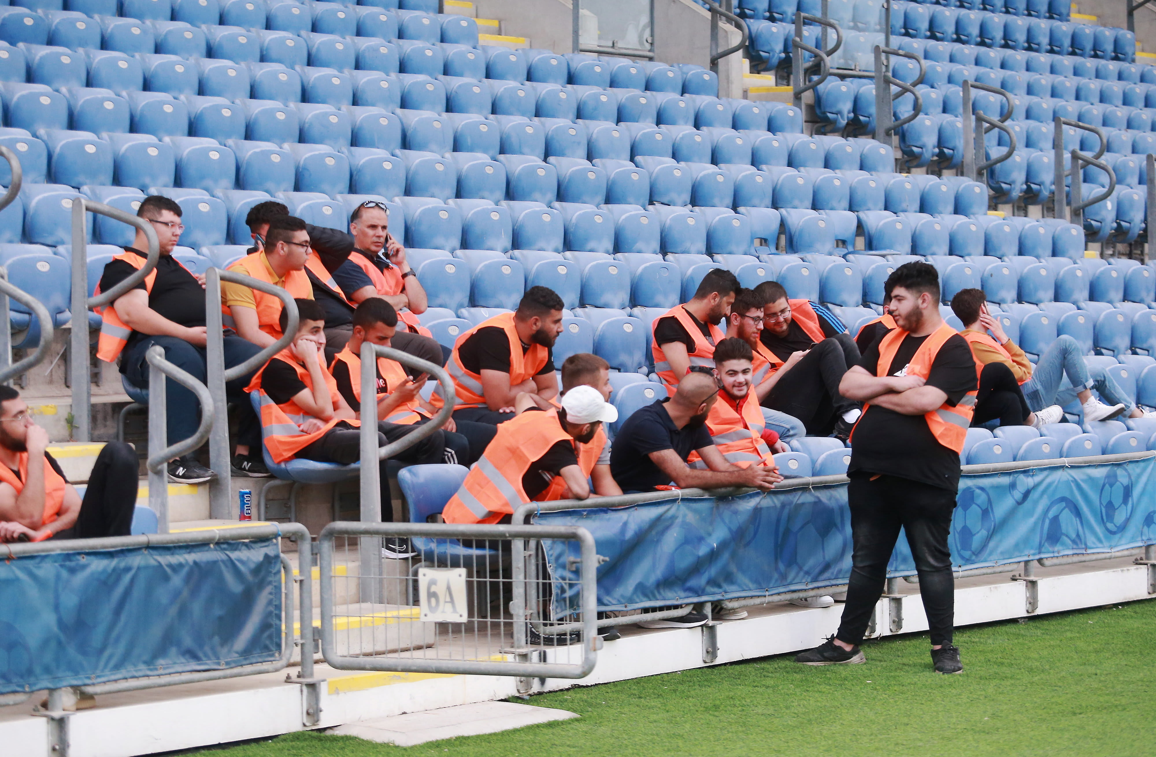 סדרנים יושבים לפני המשחק שלא התקיים בין בני סכנין לבין מכבי חיפה