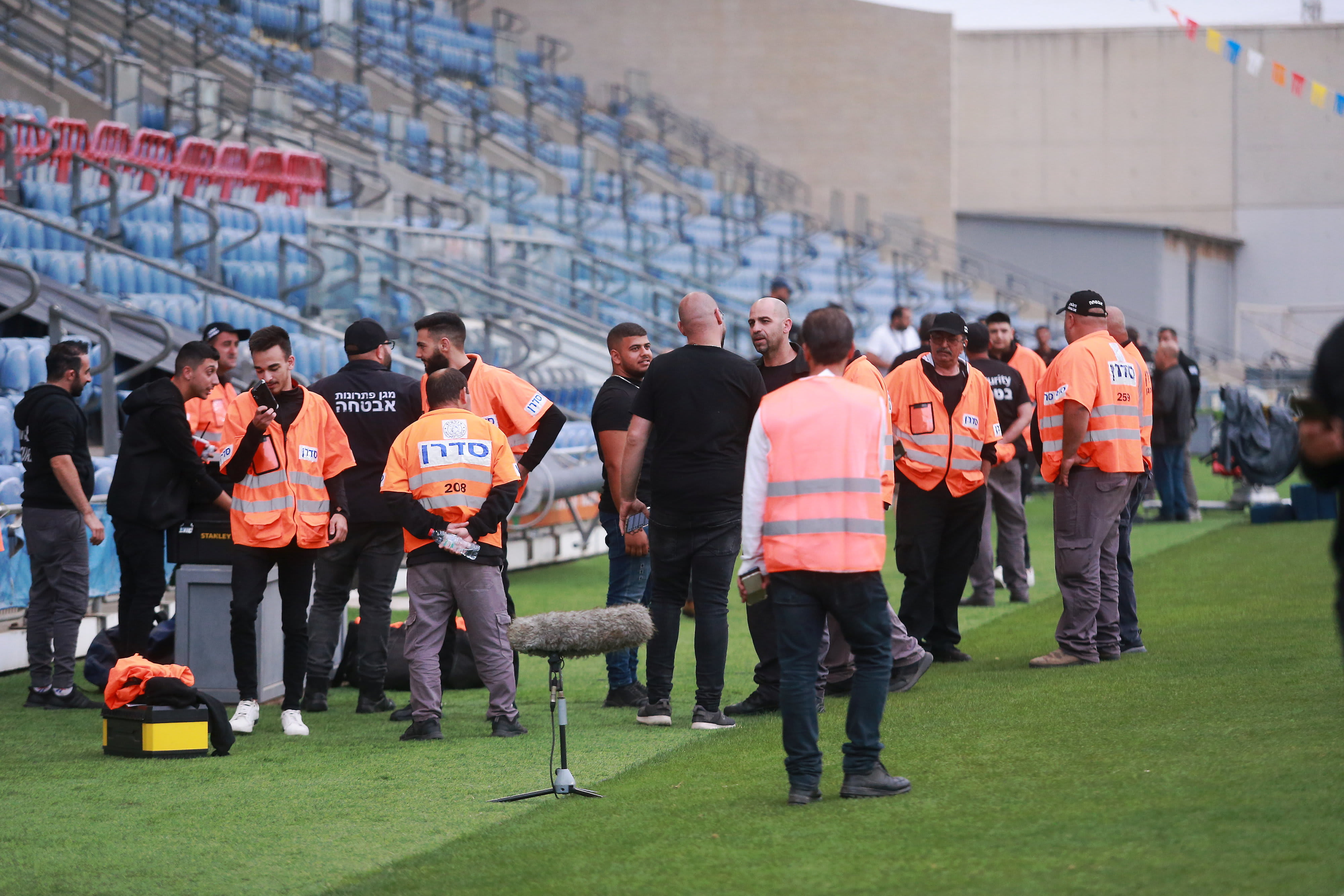 סדרנים יושבים לפני המשחק שלא התקיים בין בני סכנין לבין מכבי חיפה