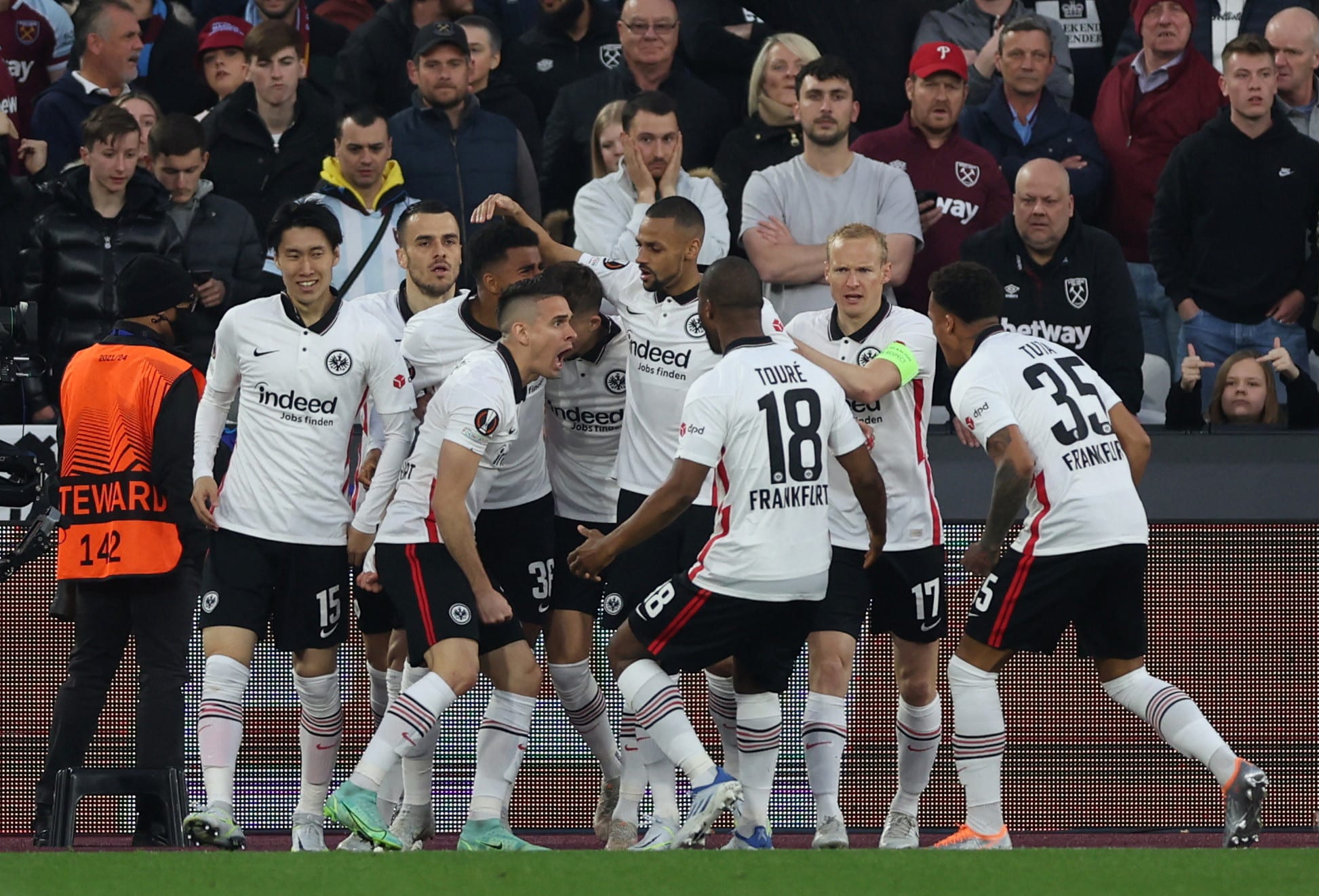 שחקני איינטרכט פרנקפורט חוגגים