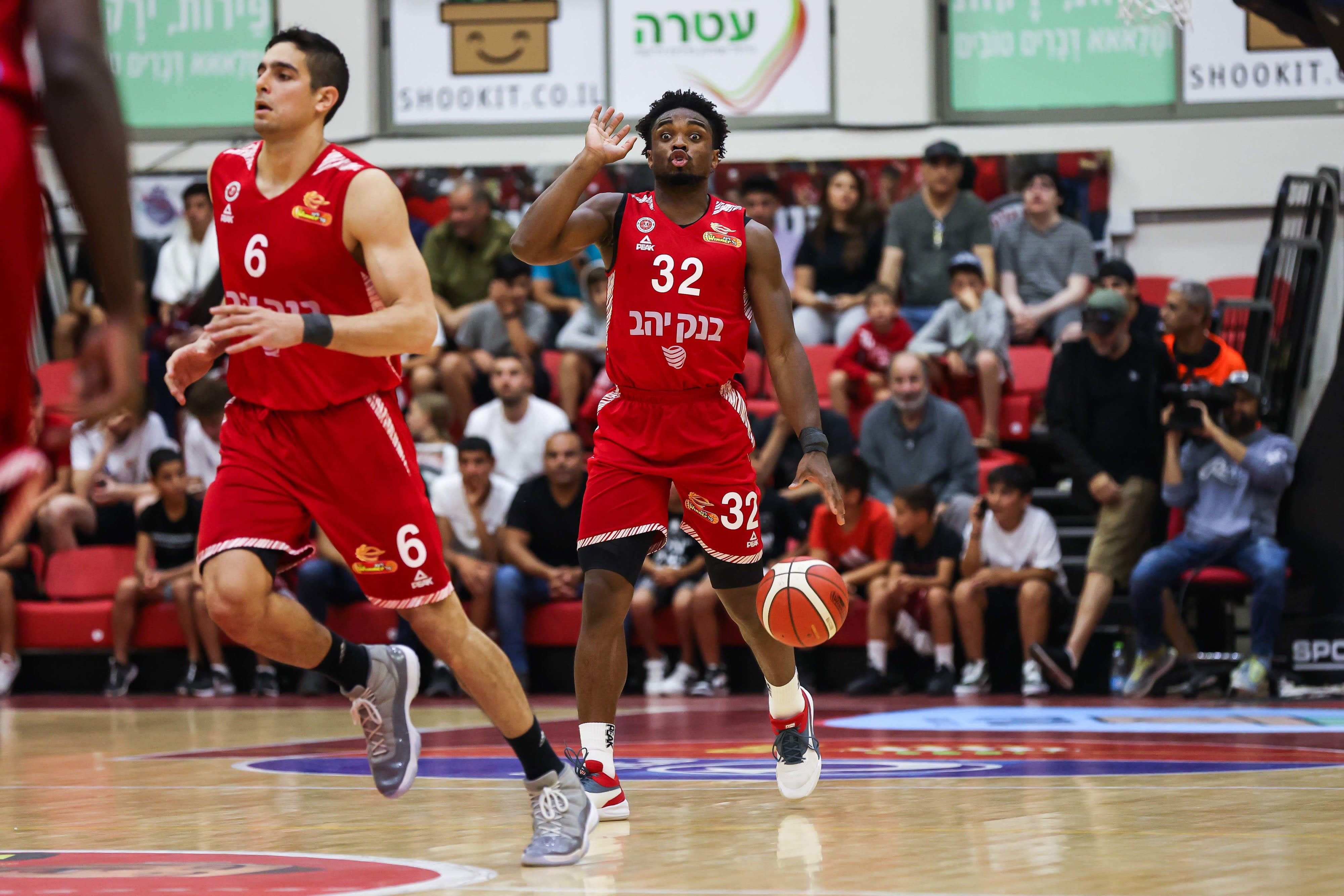 שחקן הפועל ירושלים רטין אובסוהאן לצד איתי שגב