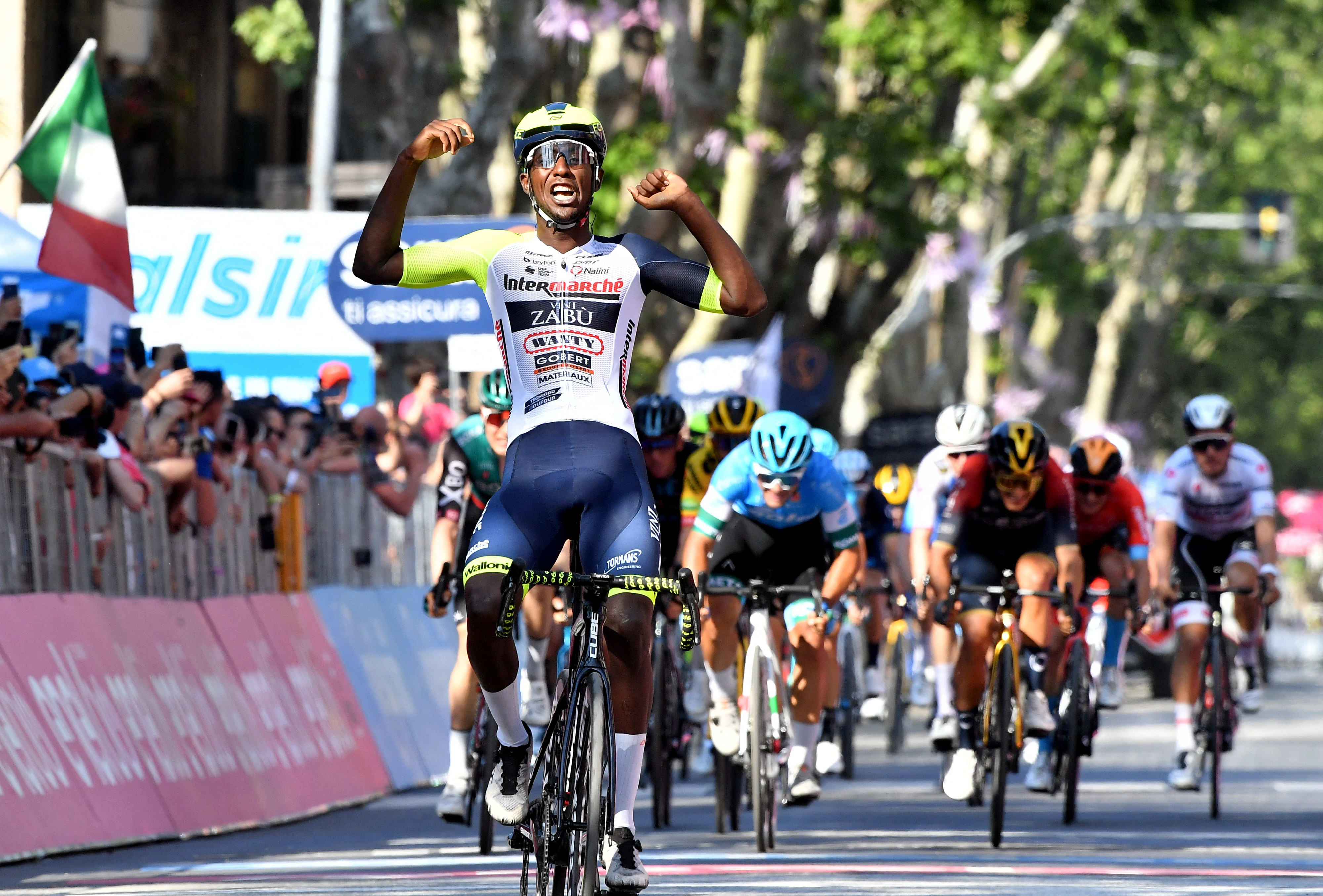 הרוכב בינאים גירמאי מאריתראה הפך לאפריקאי הראשון שזוכה בקטע במירוץ ג'ירו ד'איטליה