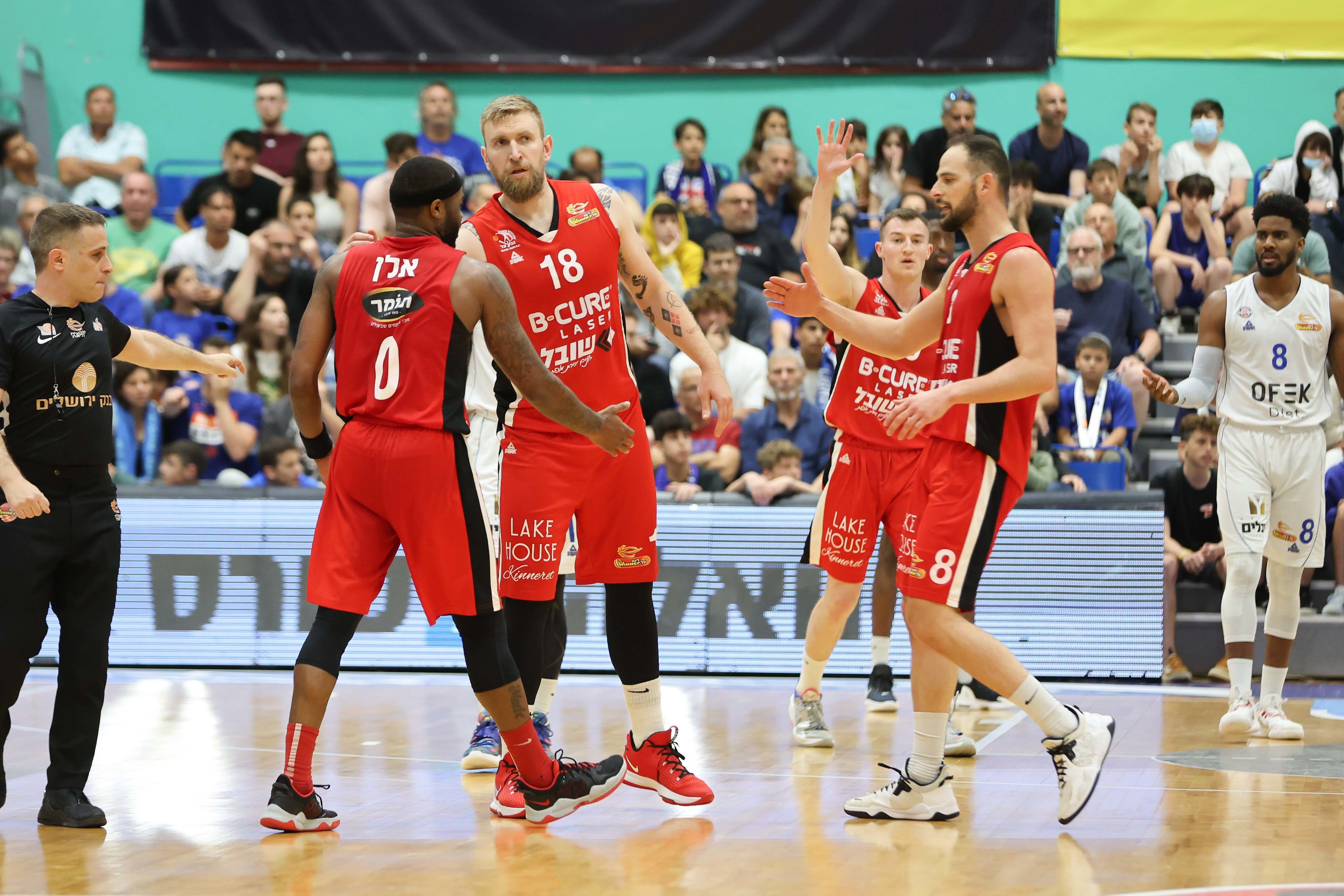 שחקן הפועל חיפה קאדים אלן עם עמית שמחון, איגור נסטרנקו