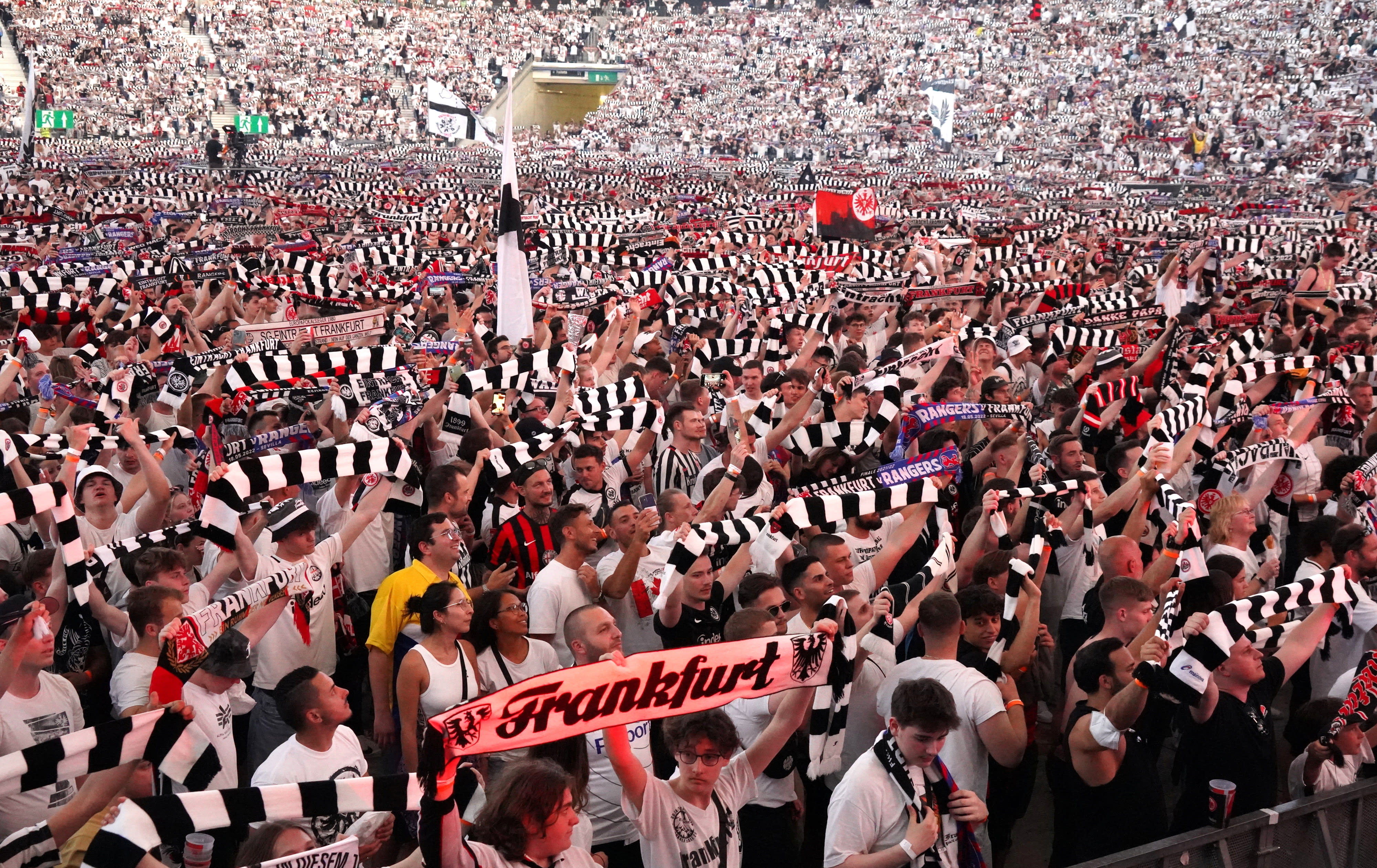 אוהדי איינטרכט פרנקפורט צופים בגמר הליגה האירופית באצטדיון בפרנקפורט