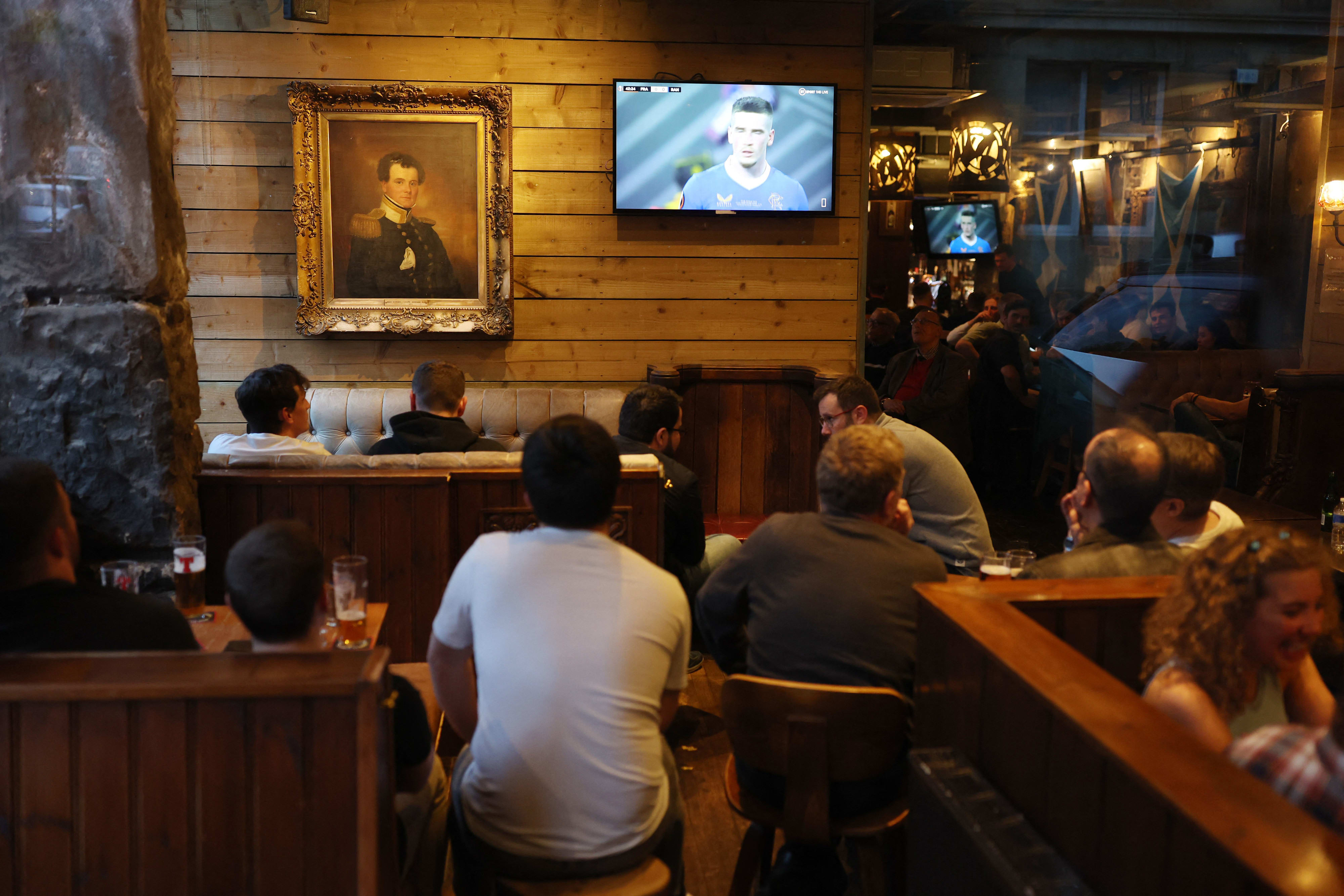 אוהדי ריינג'רס צופים בגמר הליגה האירופית בגלזגו