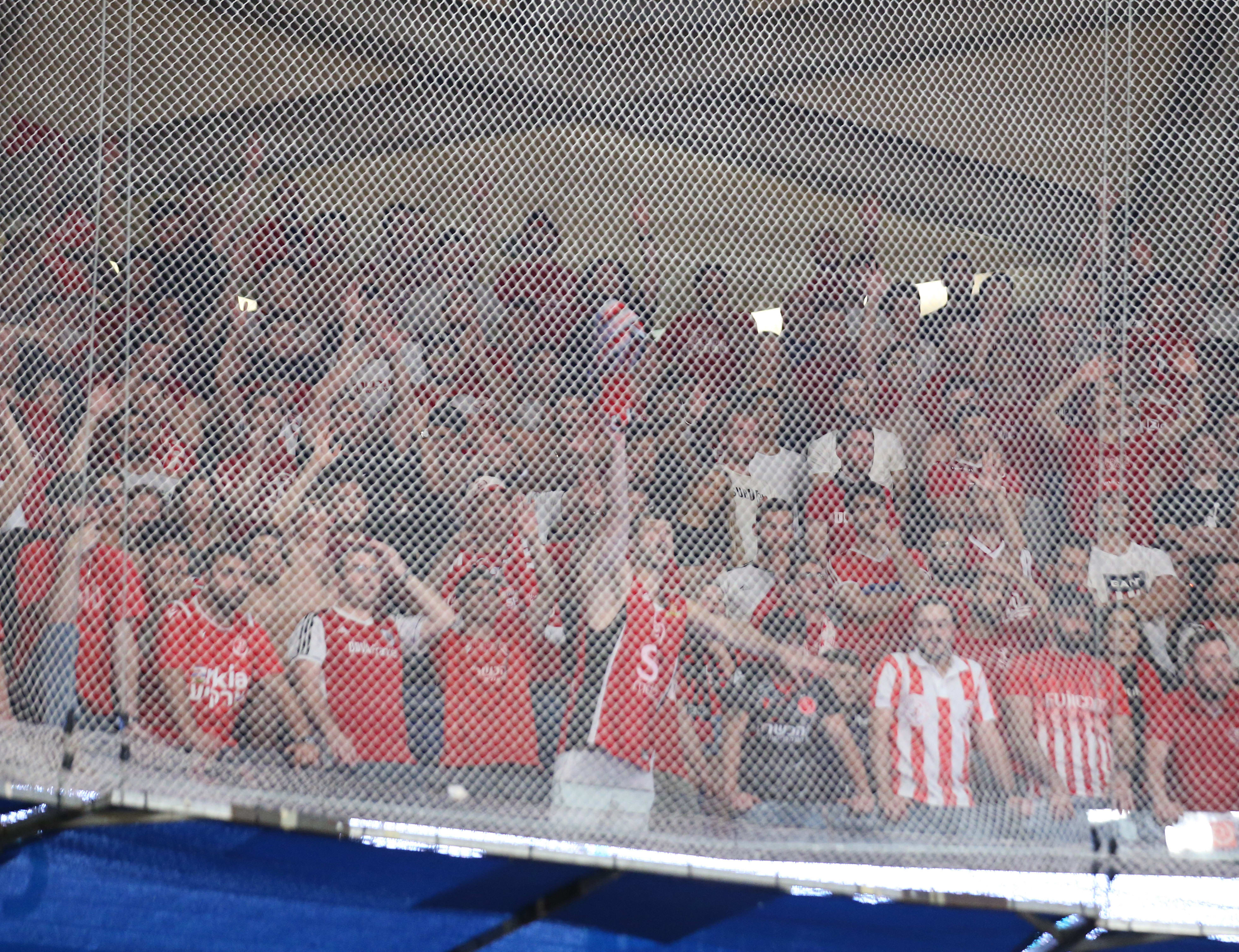 אוהדי הפועל תל אביב בהיכל ביד אליהו