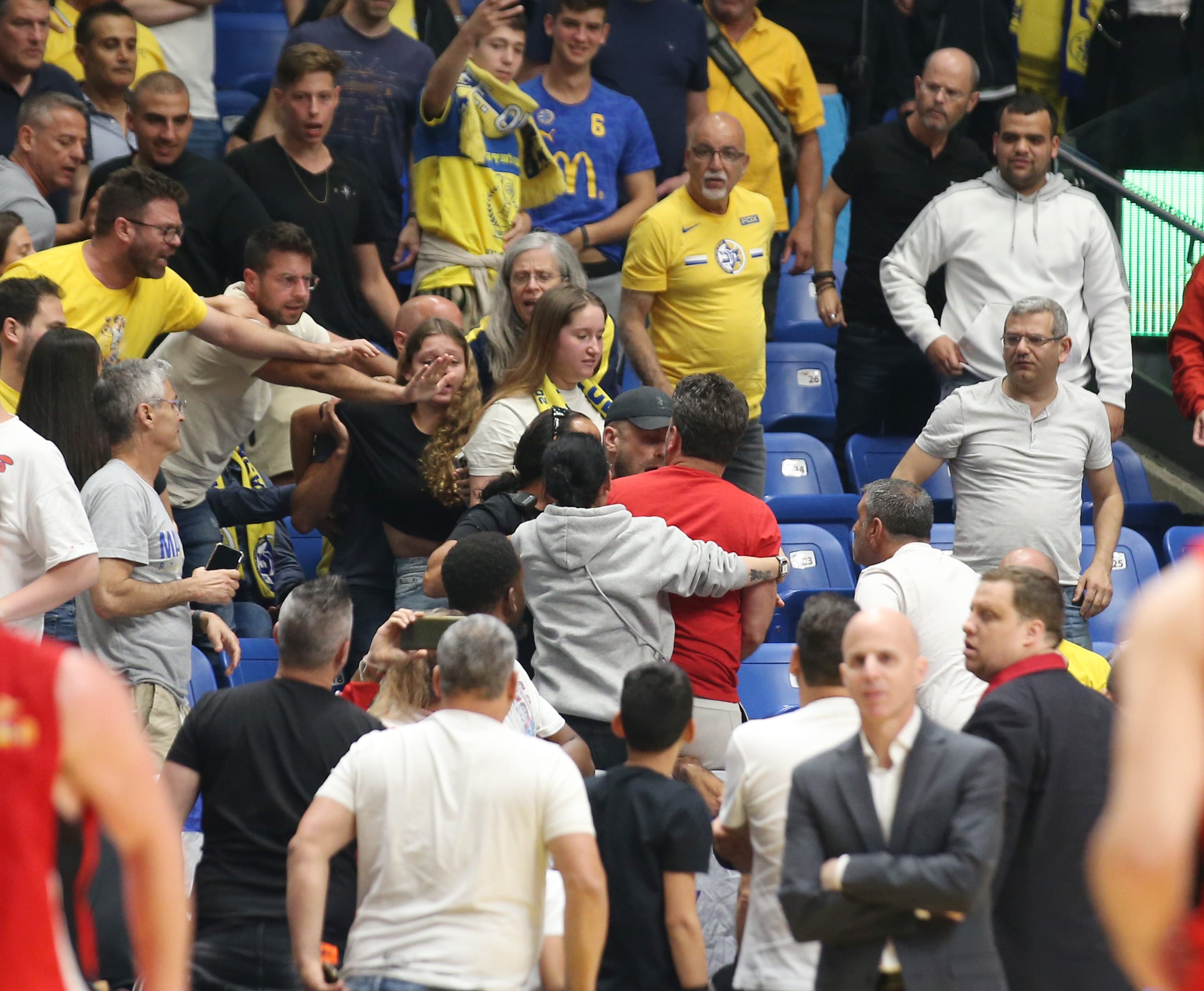 עימות ביציע בין אוהדי מכבי תל אביב לאוהדי הפועל תל אביב