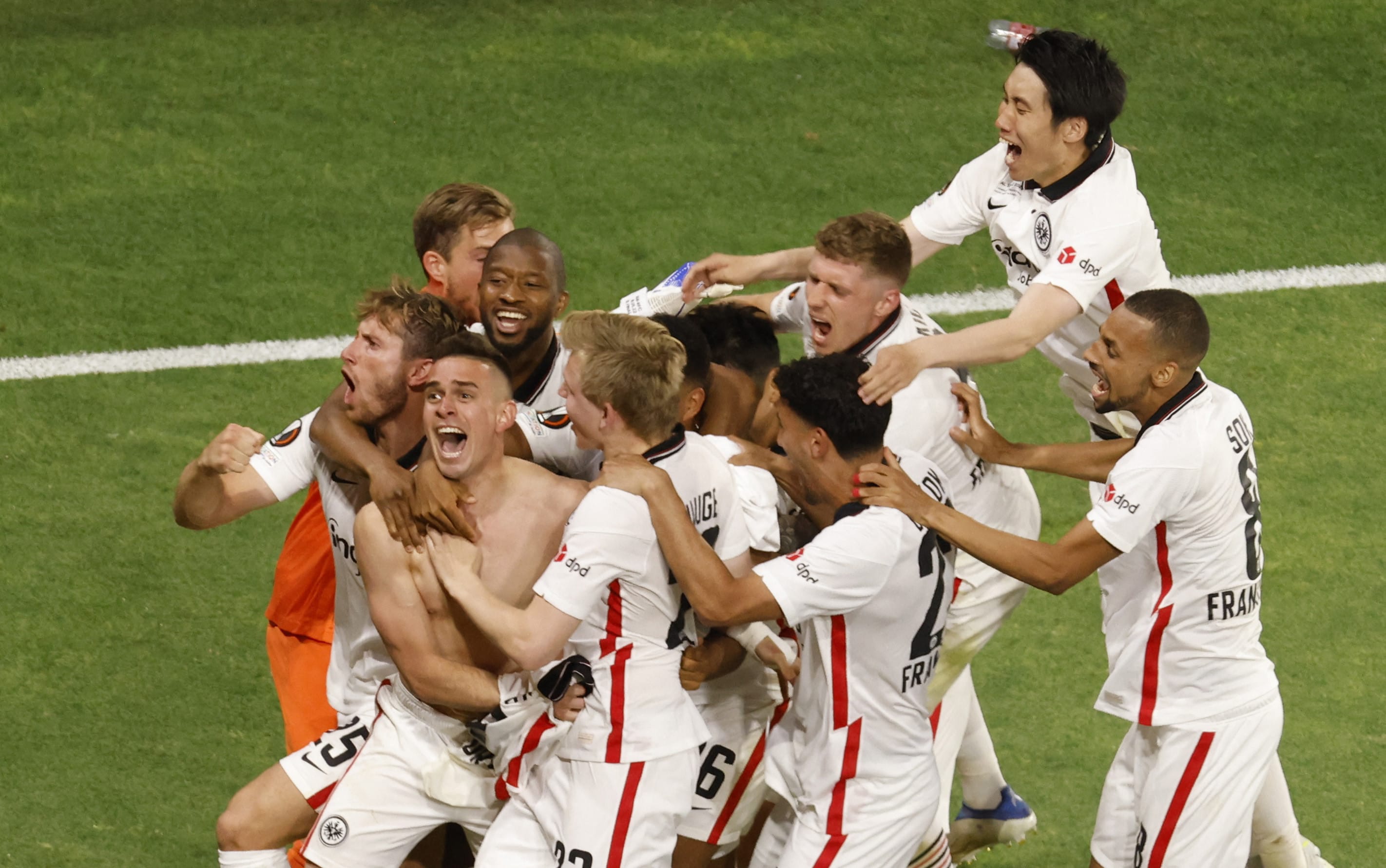 שחקני איינטרכט פרנקפורט חוגגים עם רפאל סנטוס בורה