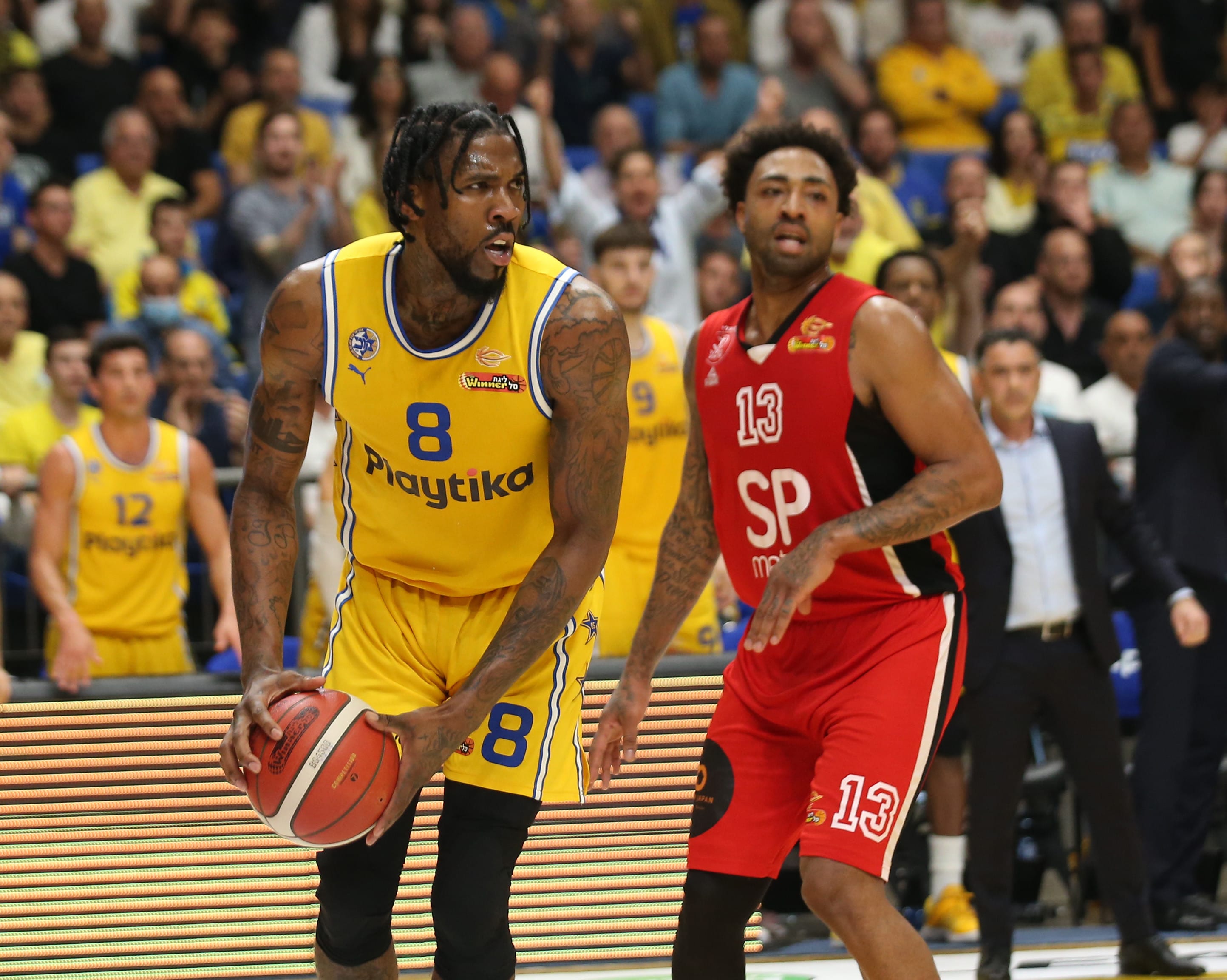 שחקן מכבי תל אביב ג'יילן ריינולדס מול שחקן הפועל תל אביב ג'יימס יאנג