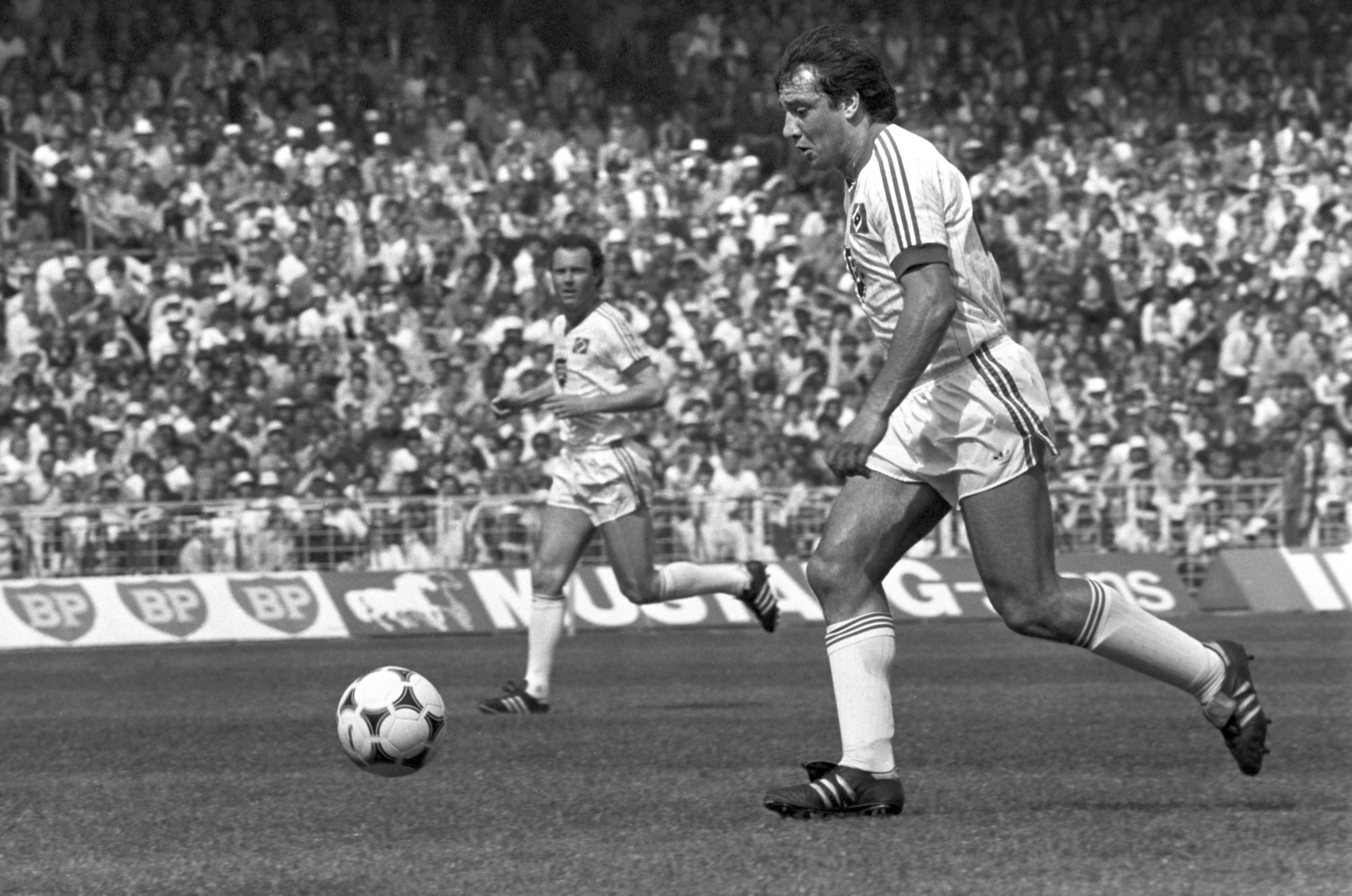 פליקס מגאת שחקן המבורג עם פרנץ בקנבאואר