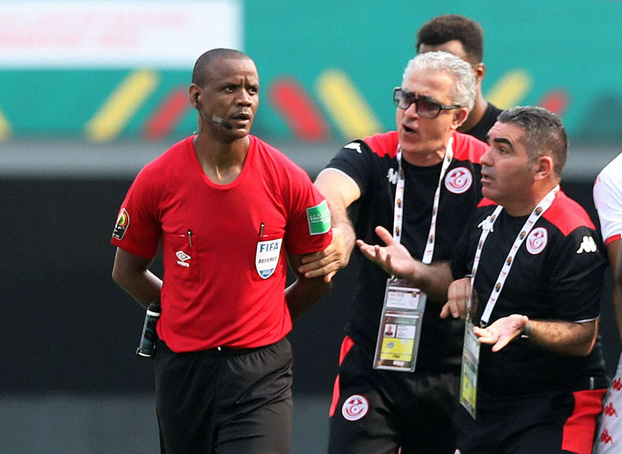 מונדר קבאייר מאמן נבחרת טוניסיה מתלונן בפני השופט ג'אני סיקאזווה על שריקת הסיום המוקדמת