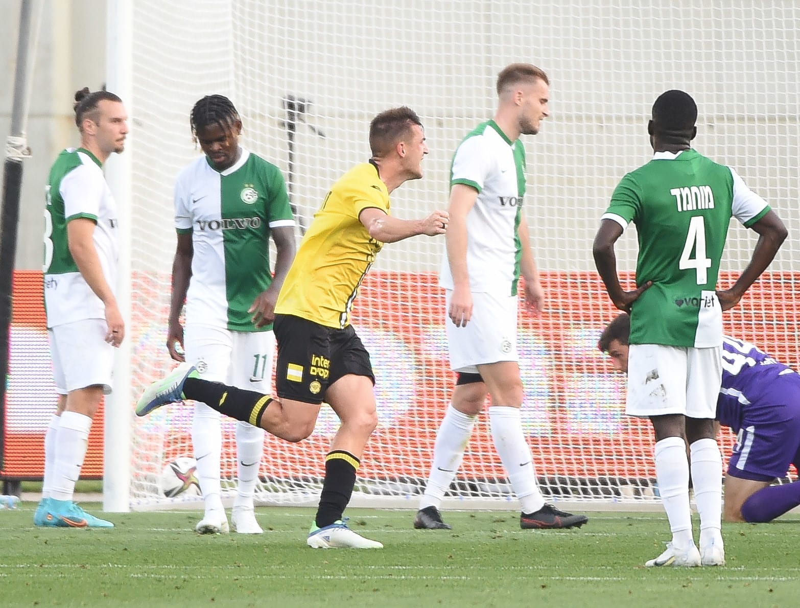 איגור זלאטנוביץ' שחקן מכבי נתניה חוגג מול מכבי חיפה