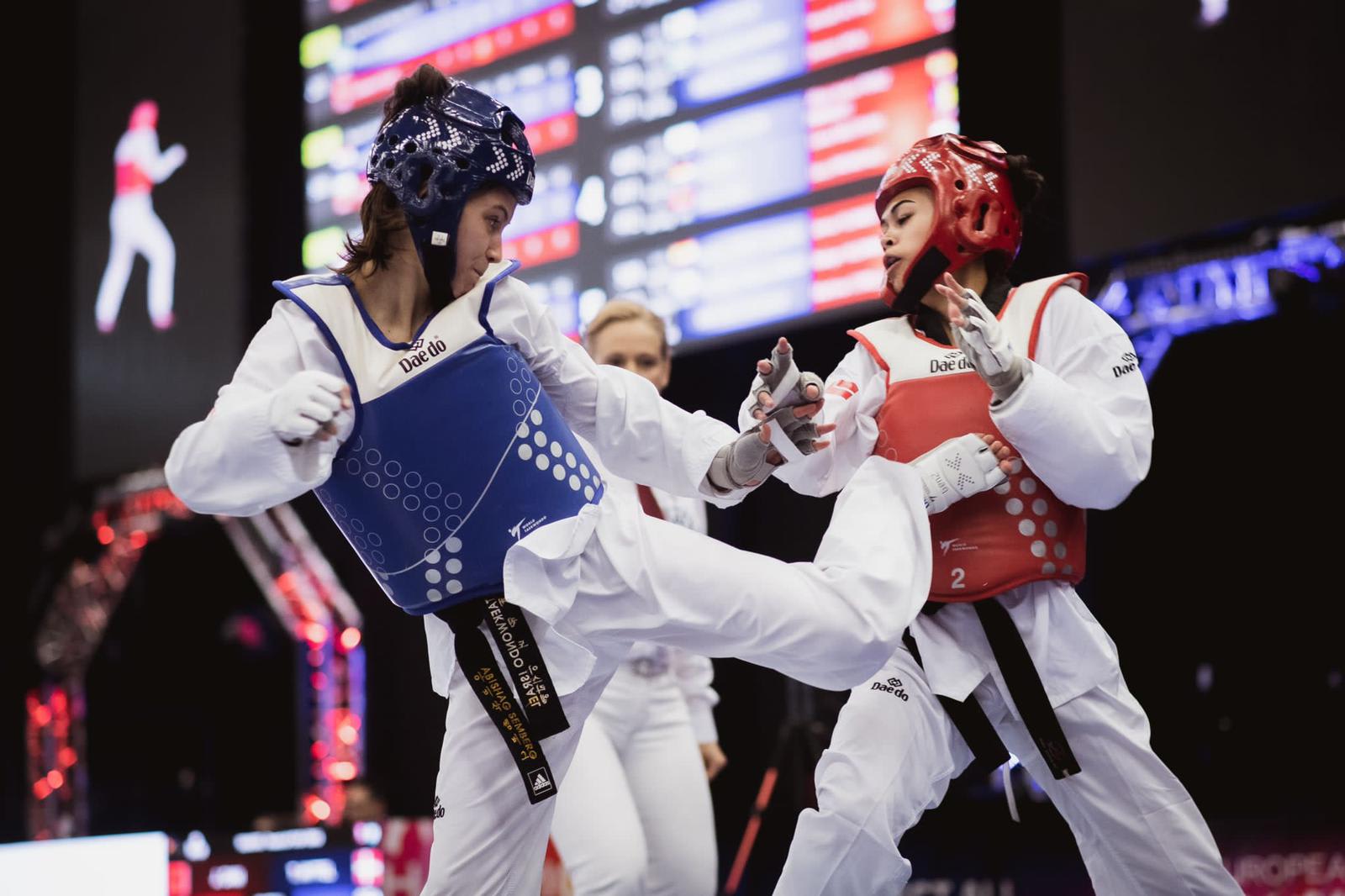 אבישג סמברג לוחמת טאקוונדו (בכחול)