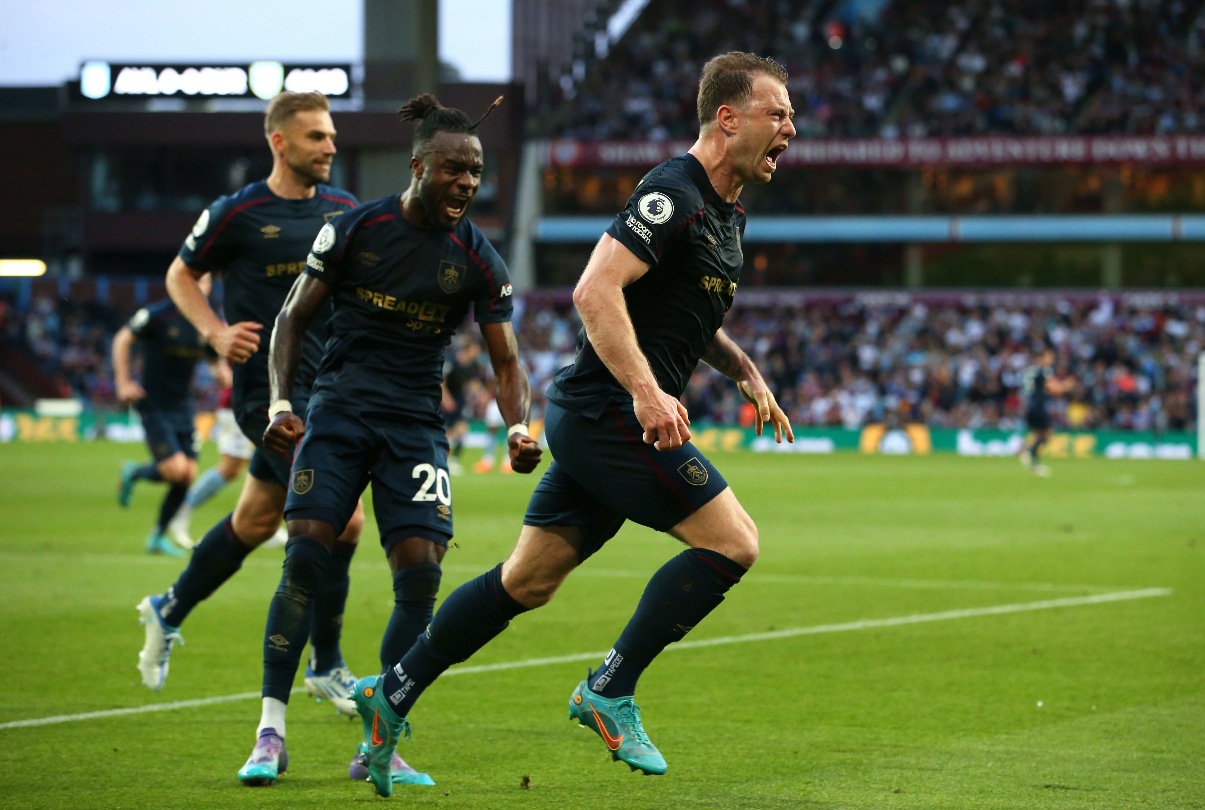 אשלי בארנס, שחקן ברנלי חוגג