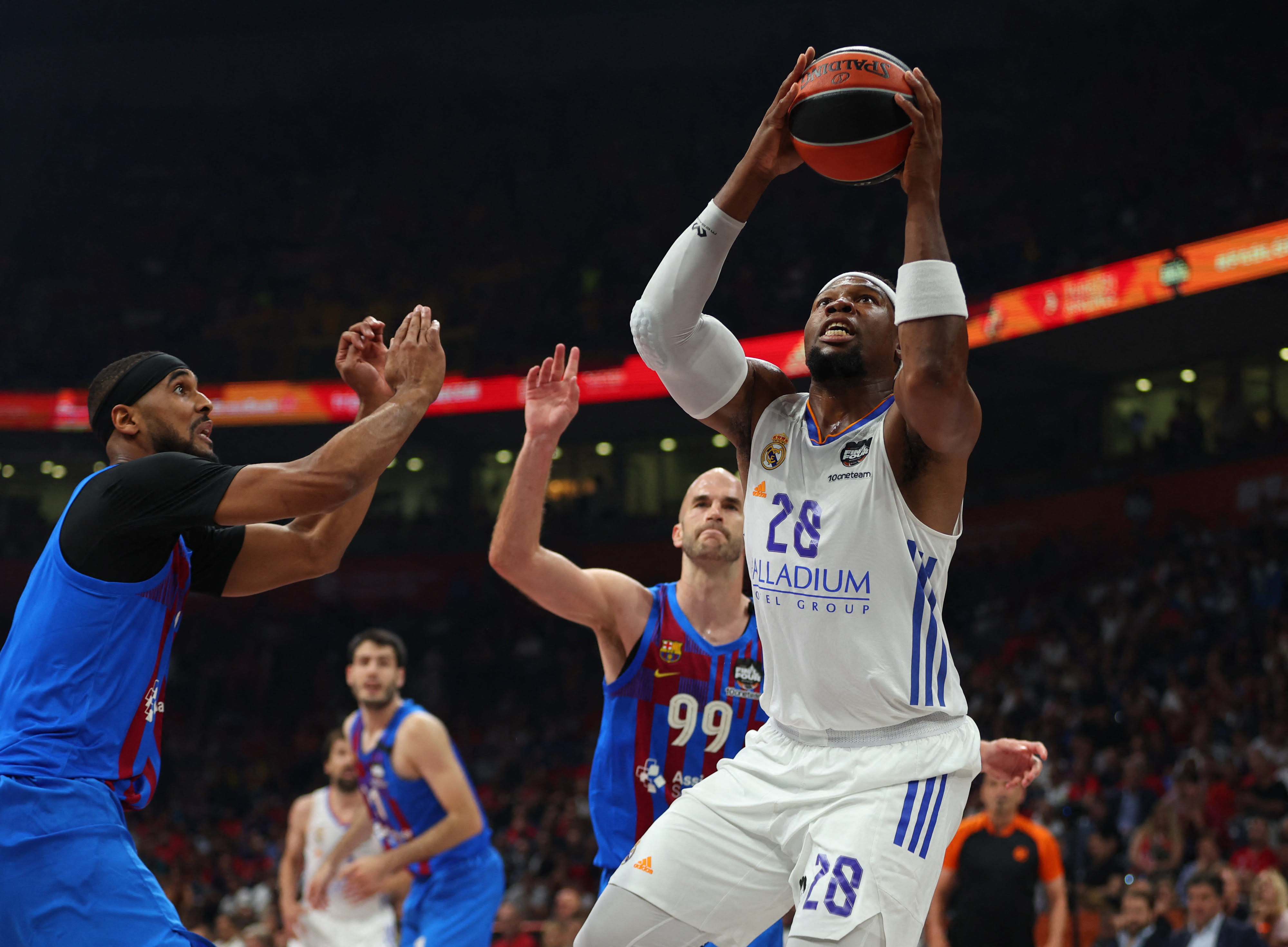 שחקן ריאל מדריד גרשון יאבוסלה מול שחקן ברצלונה ברנדון דייויס, ניק קלאתיס