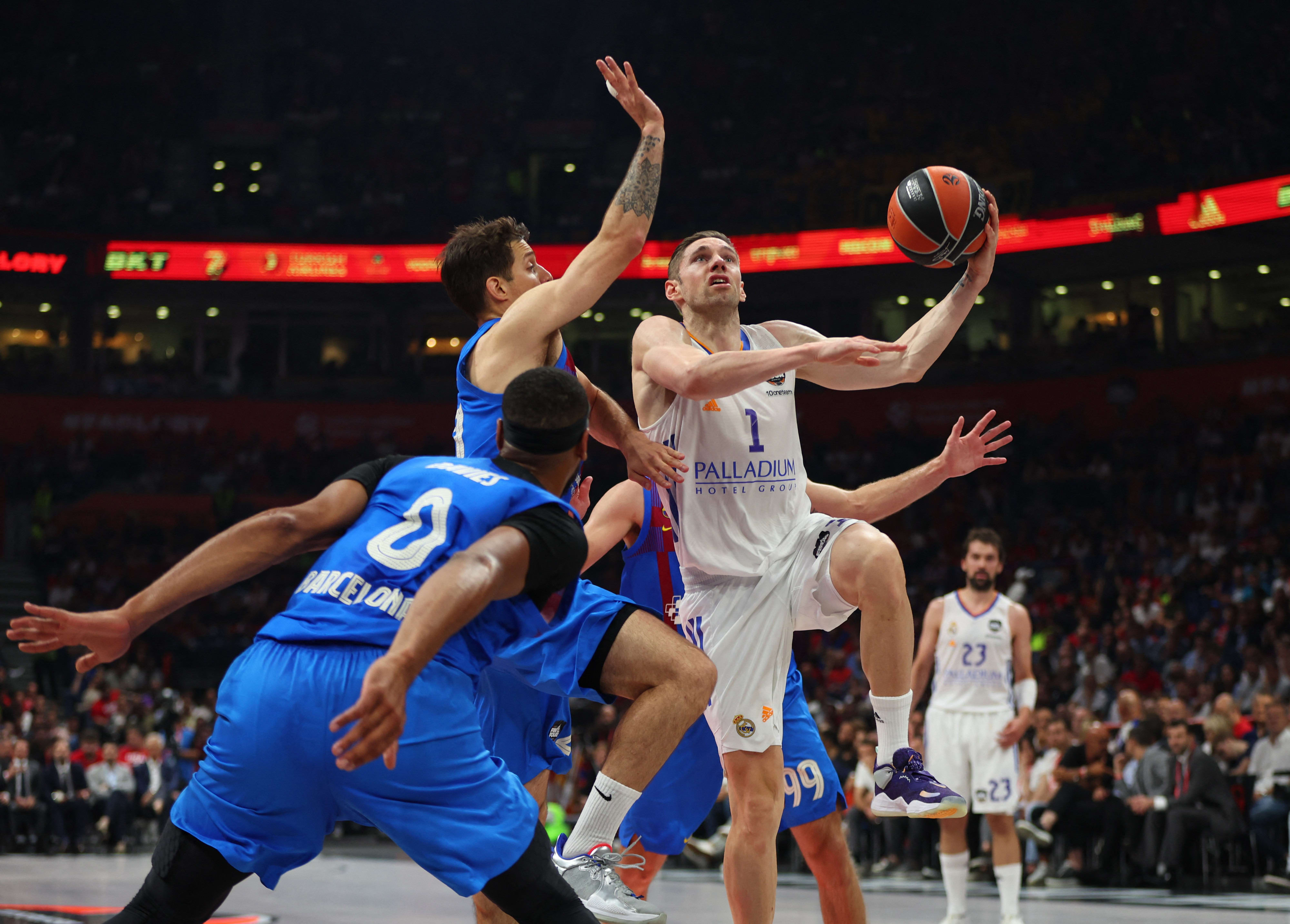 שחקן ריאל מדריד פביאן קוזר מול שחקן ברצלונה ניקולה לאפרוביטולה, ברנדון דייויס