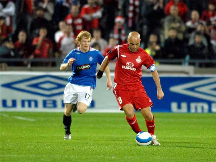 יוסי אבוקסיס הפועל תל אביב לפני כריס בורק ריינג'רס