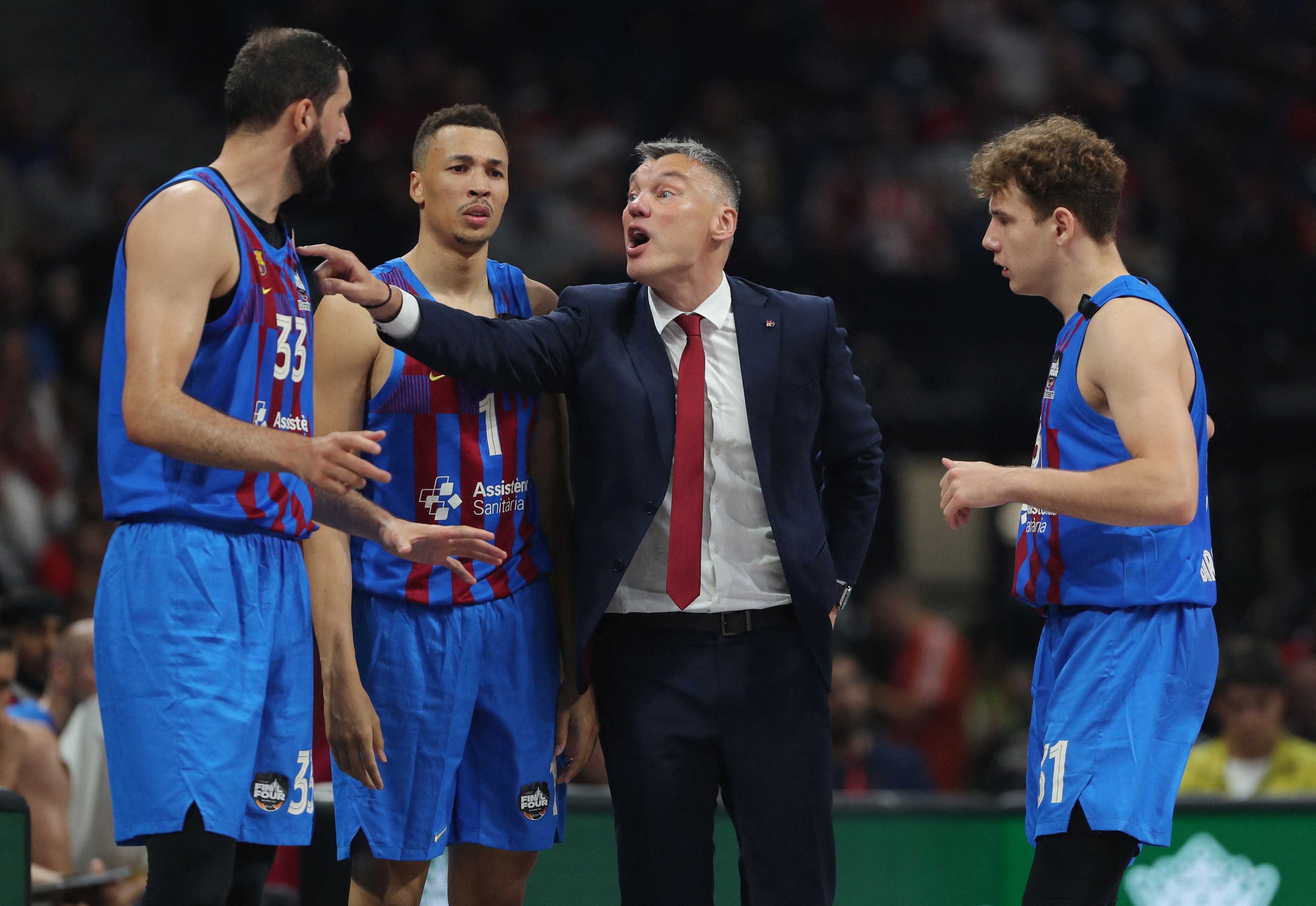 מאמן ברצלונה שרונאס יאסיקביצ'יוס עם ניקולה מירוטיץ', דנטה אקסום, רוקאס יוקובייטיס