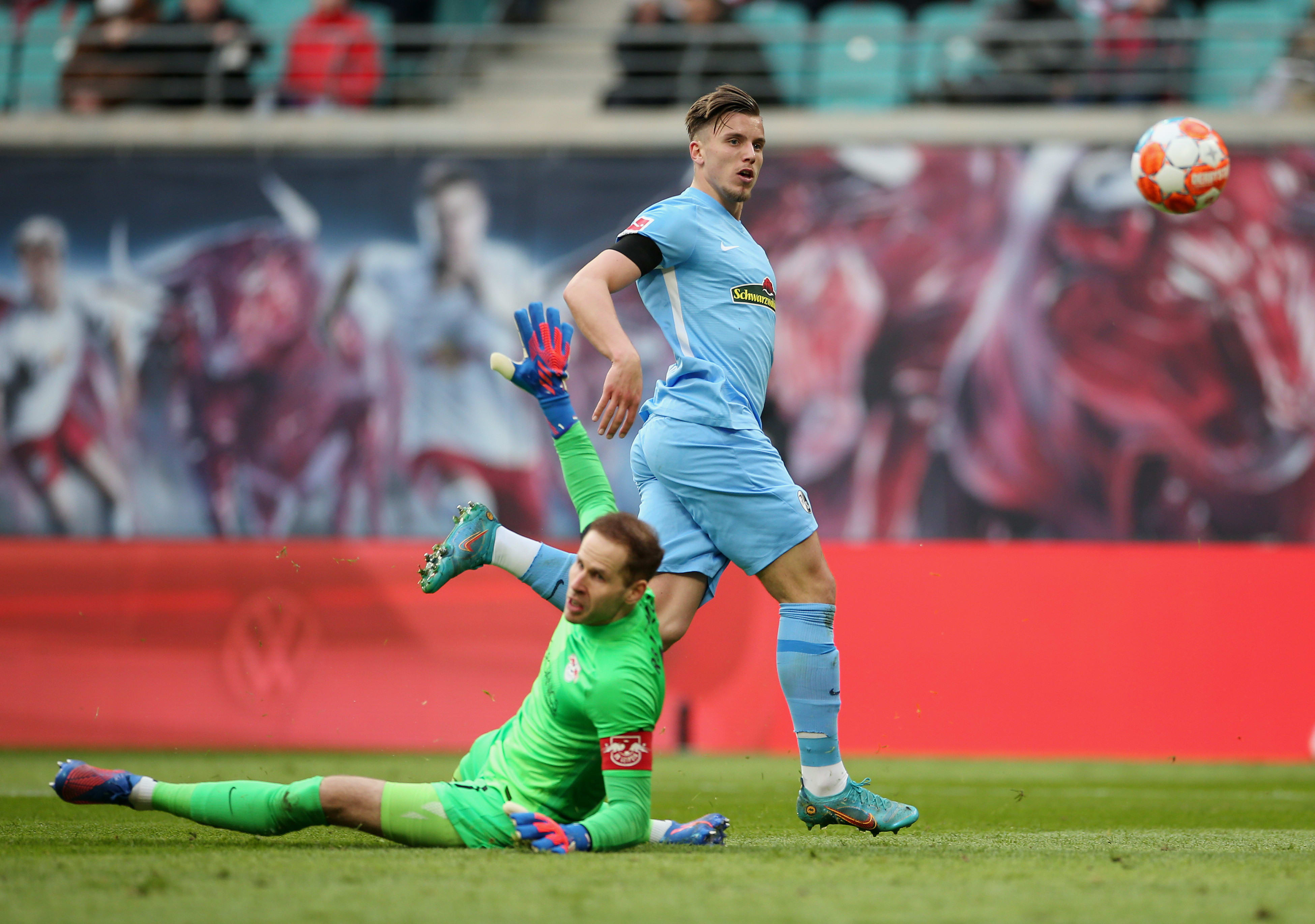 שחקן פרייבורג, ארמדין דמירוביץ', מול שוער ר.ב. לייפציג, פטר גולאצ'י