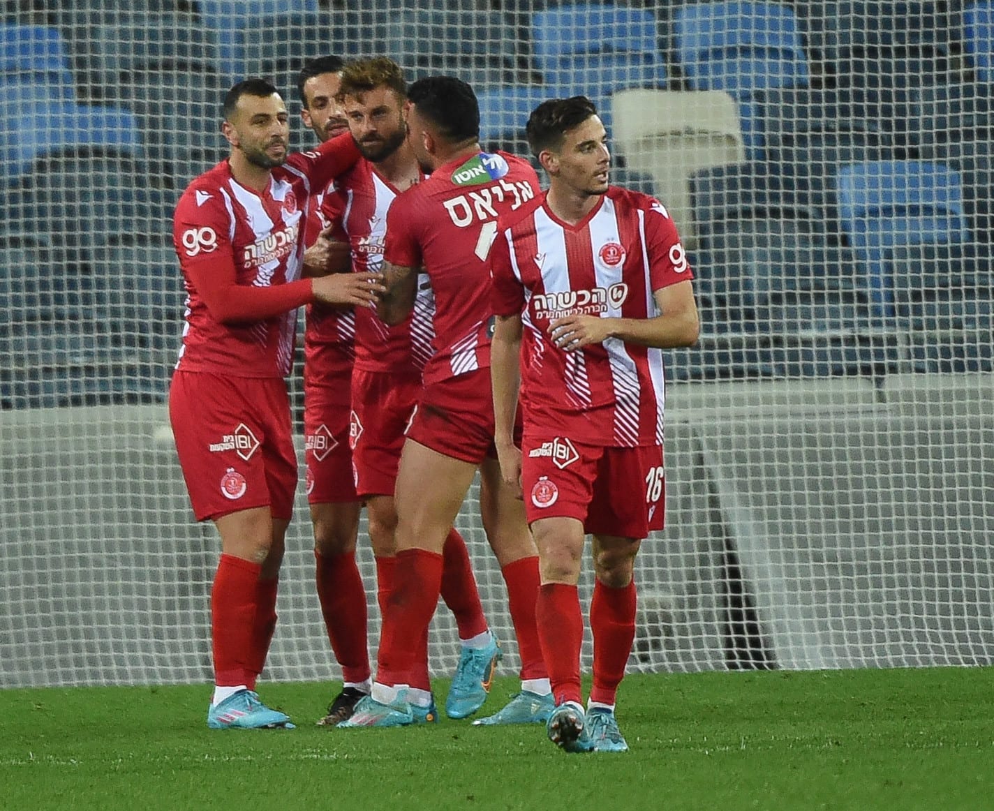 שחקני הפועל תל אביב חוגגים עם אדי גוטליב