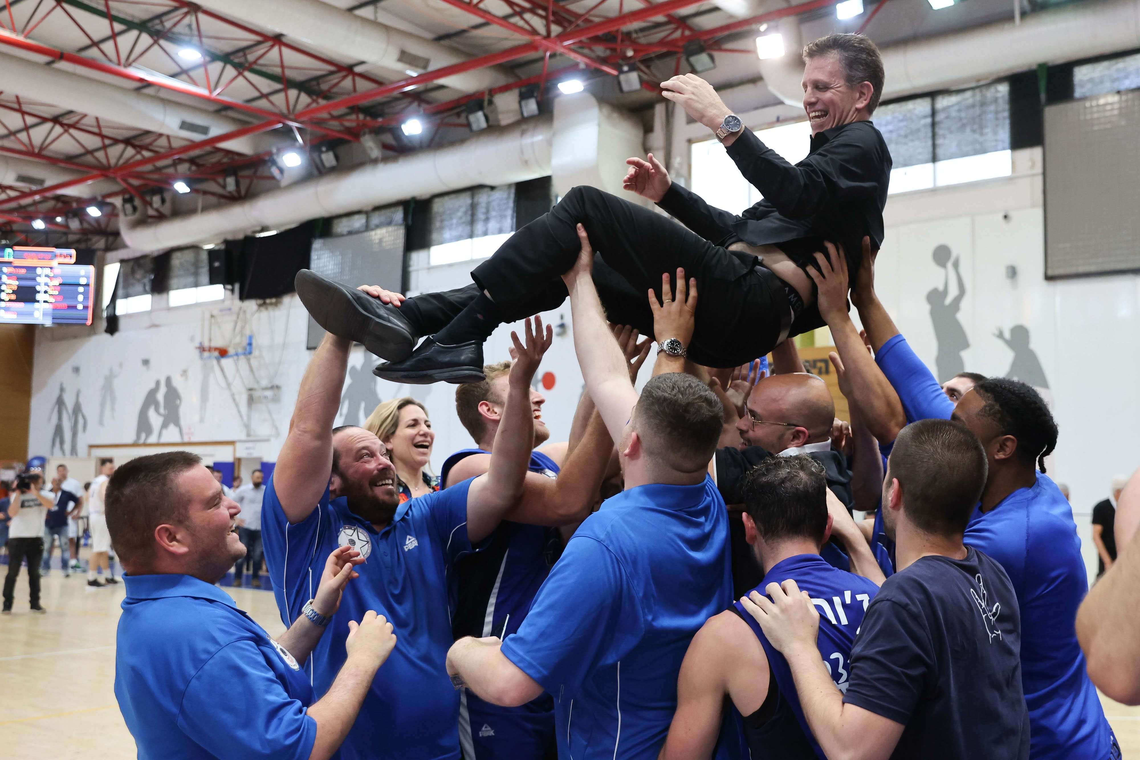 עירוני קרית אתא חוגגת העפלה לליגת העל בכדורסל עם המאמן שרון אברהמי