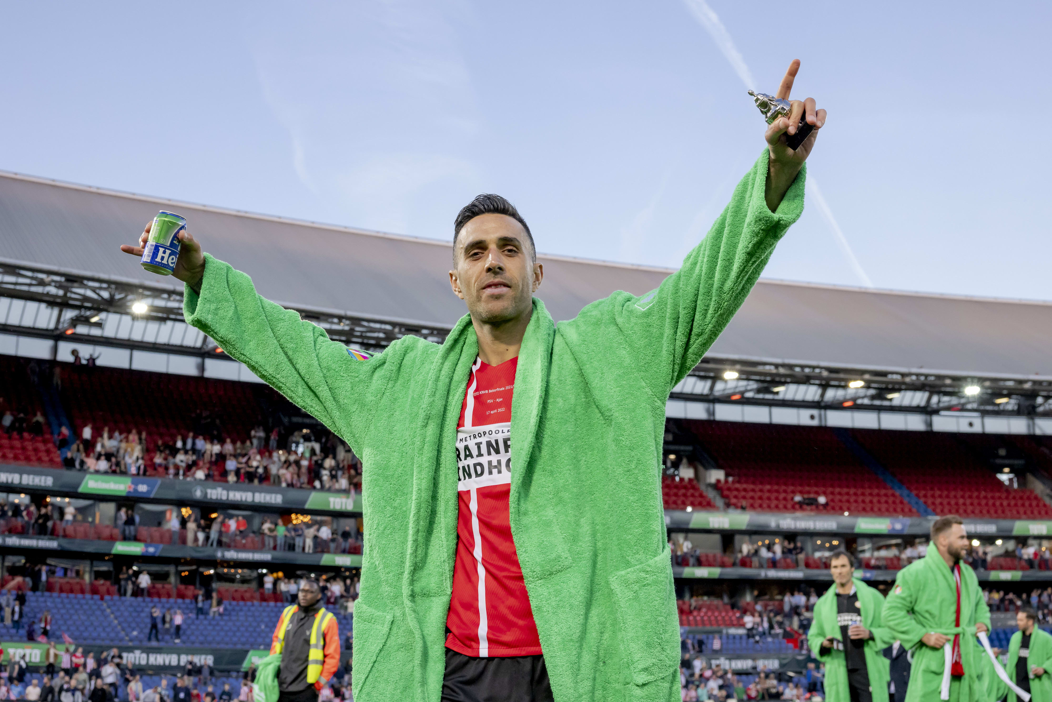 ערן זהבי שחקן פ.ס.וו איינדהובן לאחר הזכייה בגביע