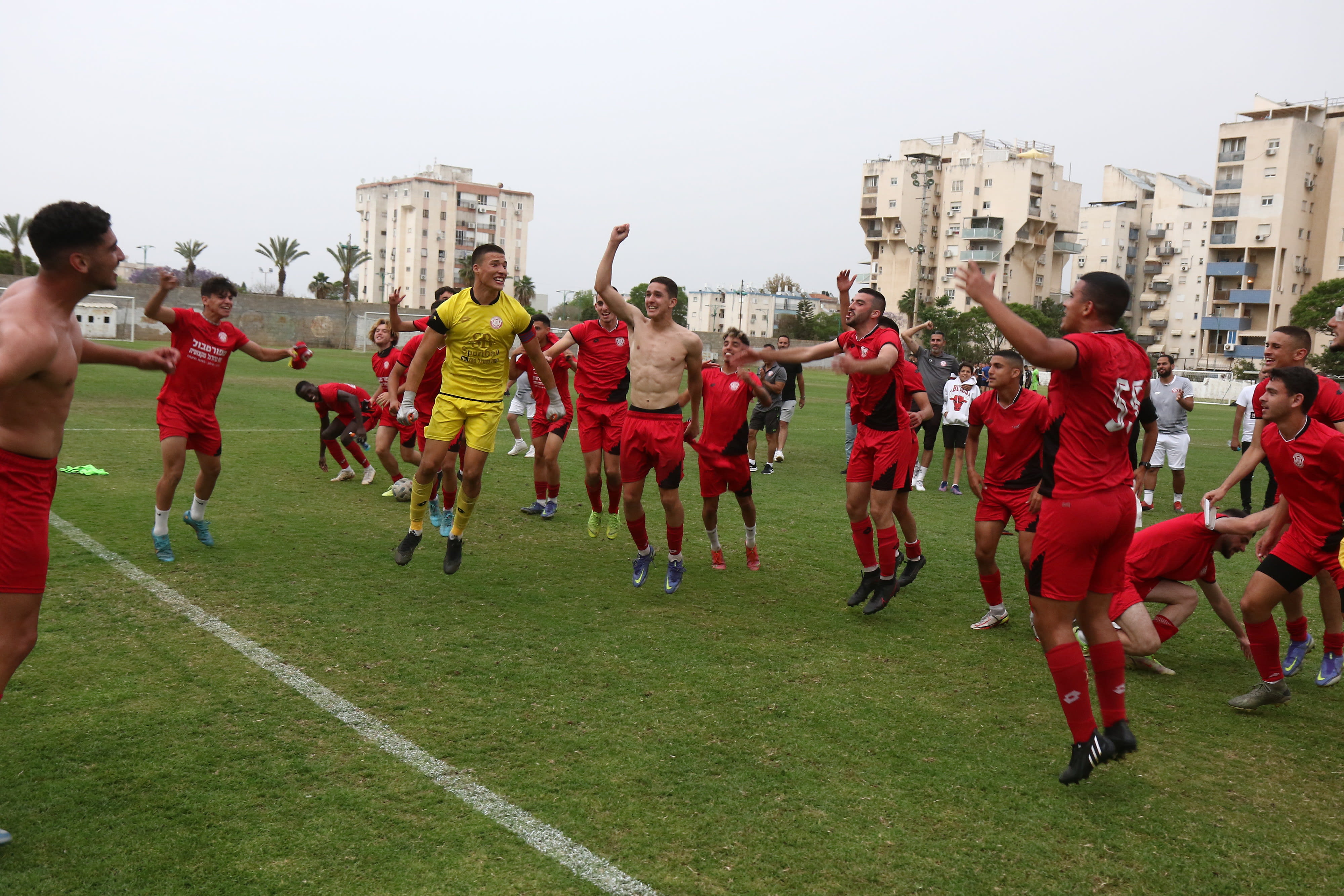 שחקני הפועל חדרה נוער חוגגים הישארות