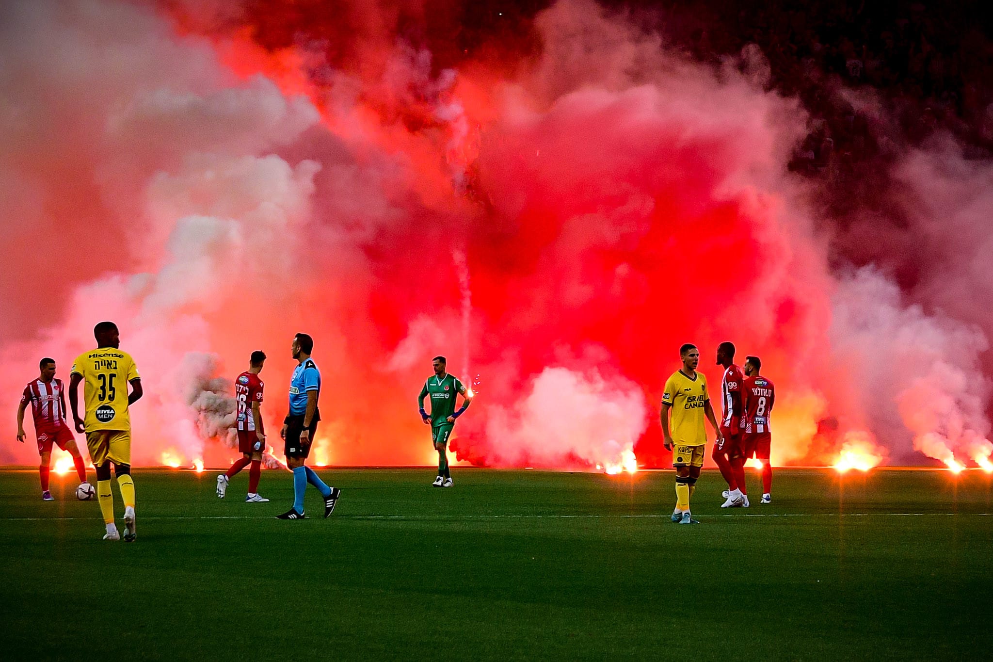 אבוקות במשחק של הפועל תל אביב נגד מכבי תל אביב
