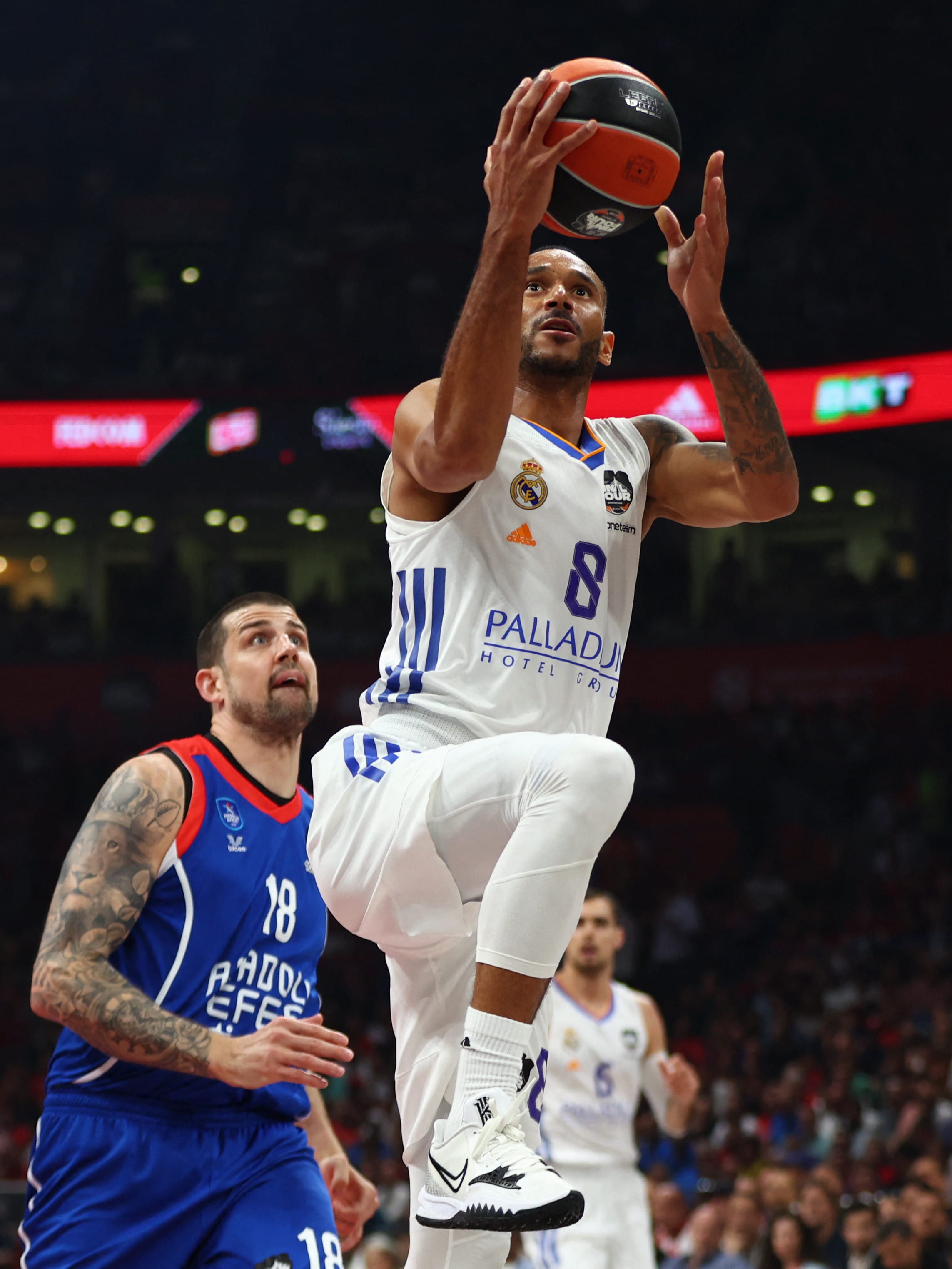 שחקן ריאל מדריד אדם האנגה מול שחקן אנאדולו אפס אדריאן מורמן