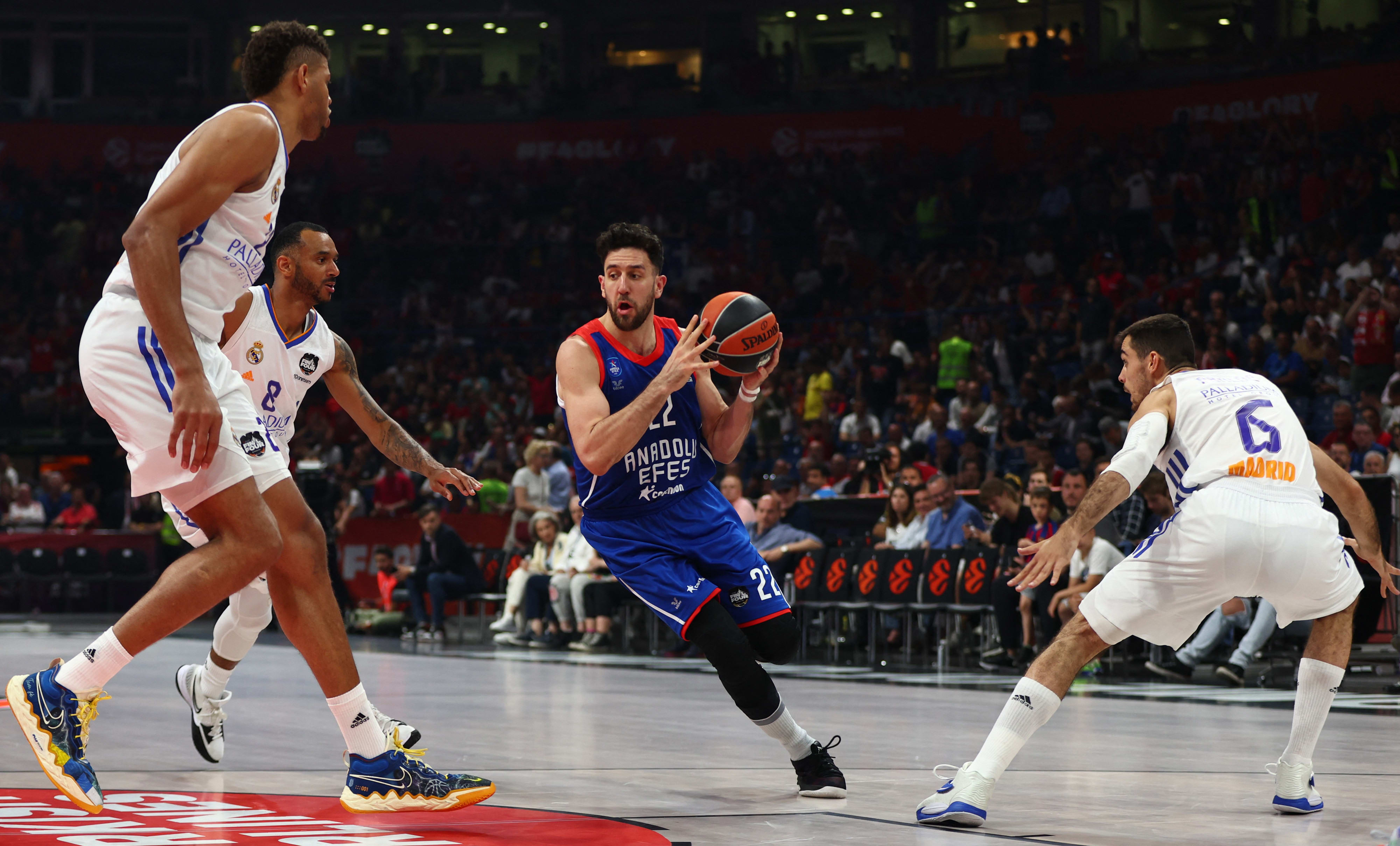 שחקן אנאדולו אפס ואסילי מיציץ' מול שחקן ריאל מדריד אדי טבארס, אדם האנגה, גבריאל דק