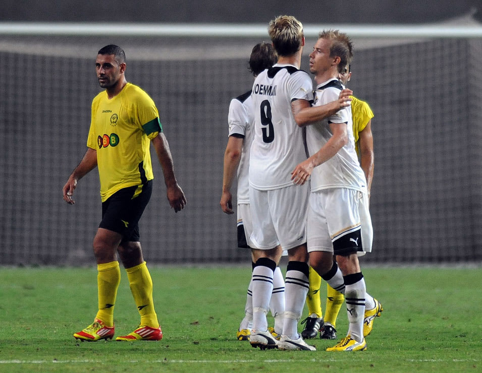 אחמד סבע שחקן מכבי נתניה (שמאל) מול קופס