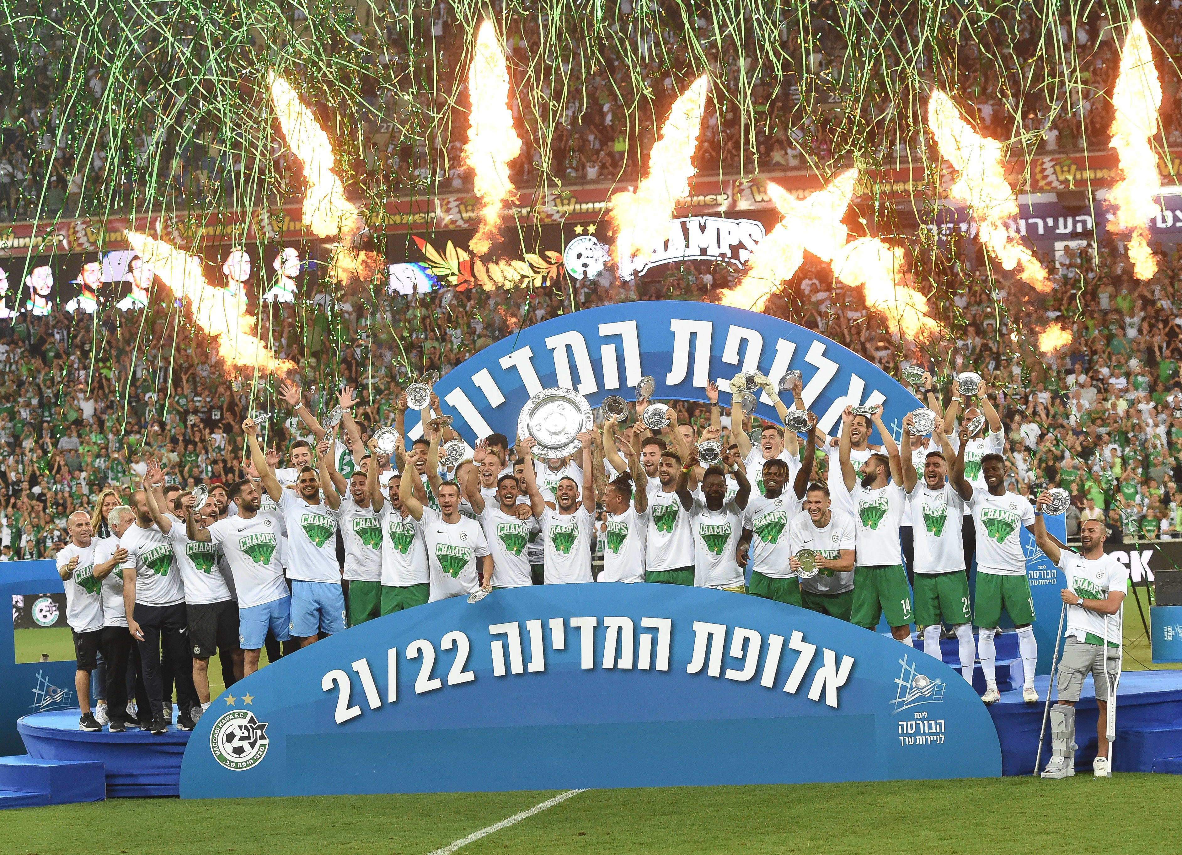 שחקני מכבי חיפה עם צלחת האליפות