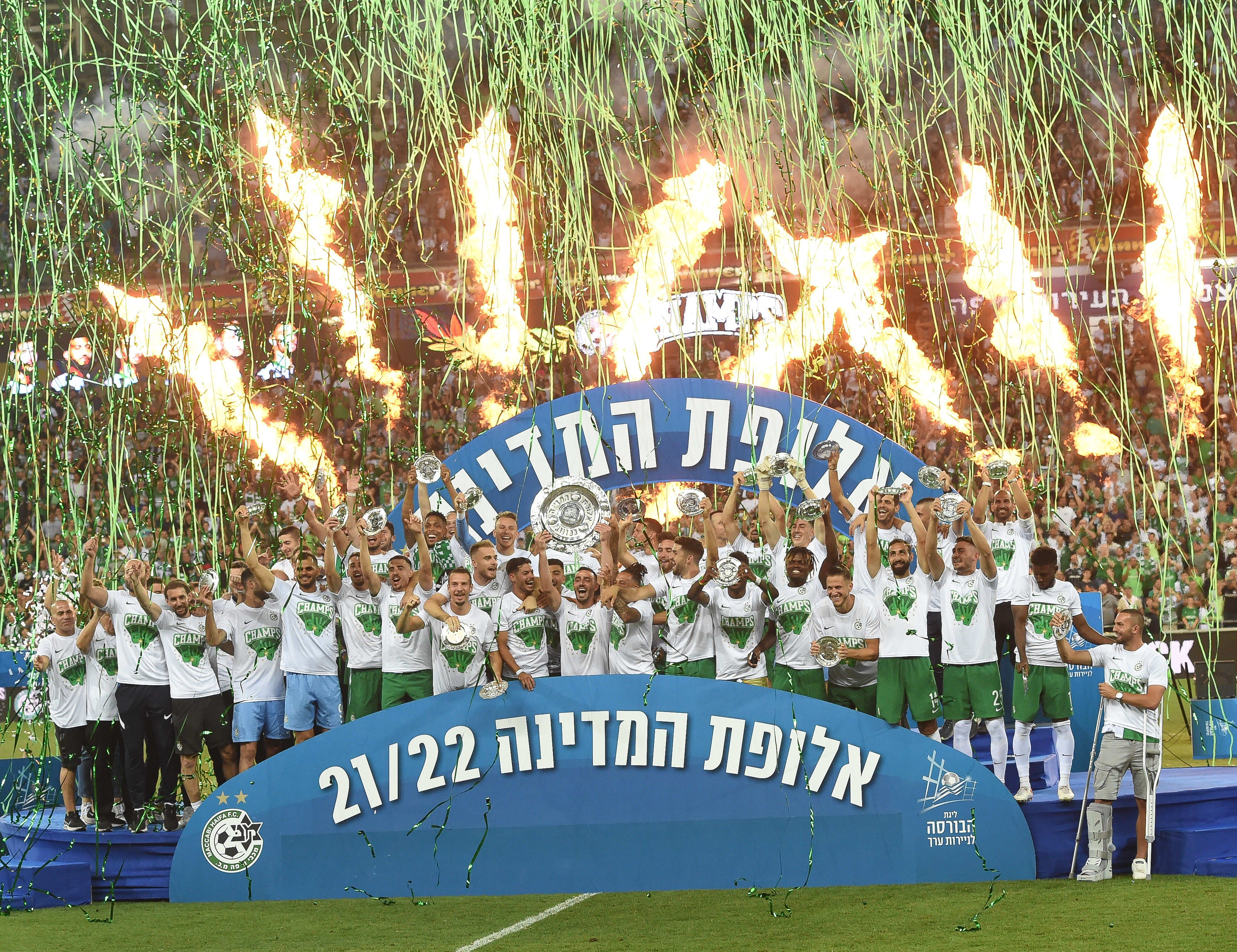 שחקני מכבי חיפה עם צלחת האליפות