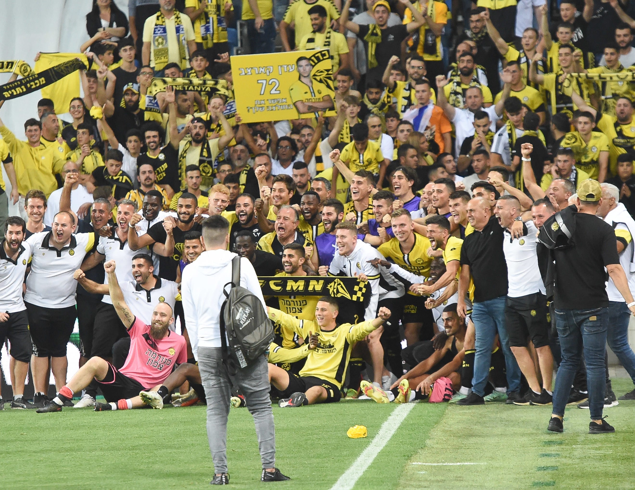 שחקני מכבי נתניה חוגגים עלייה לאירופה