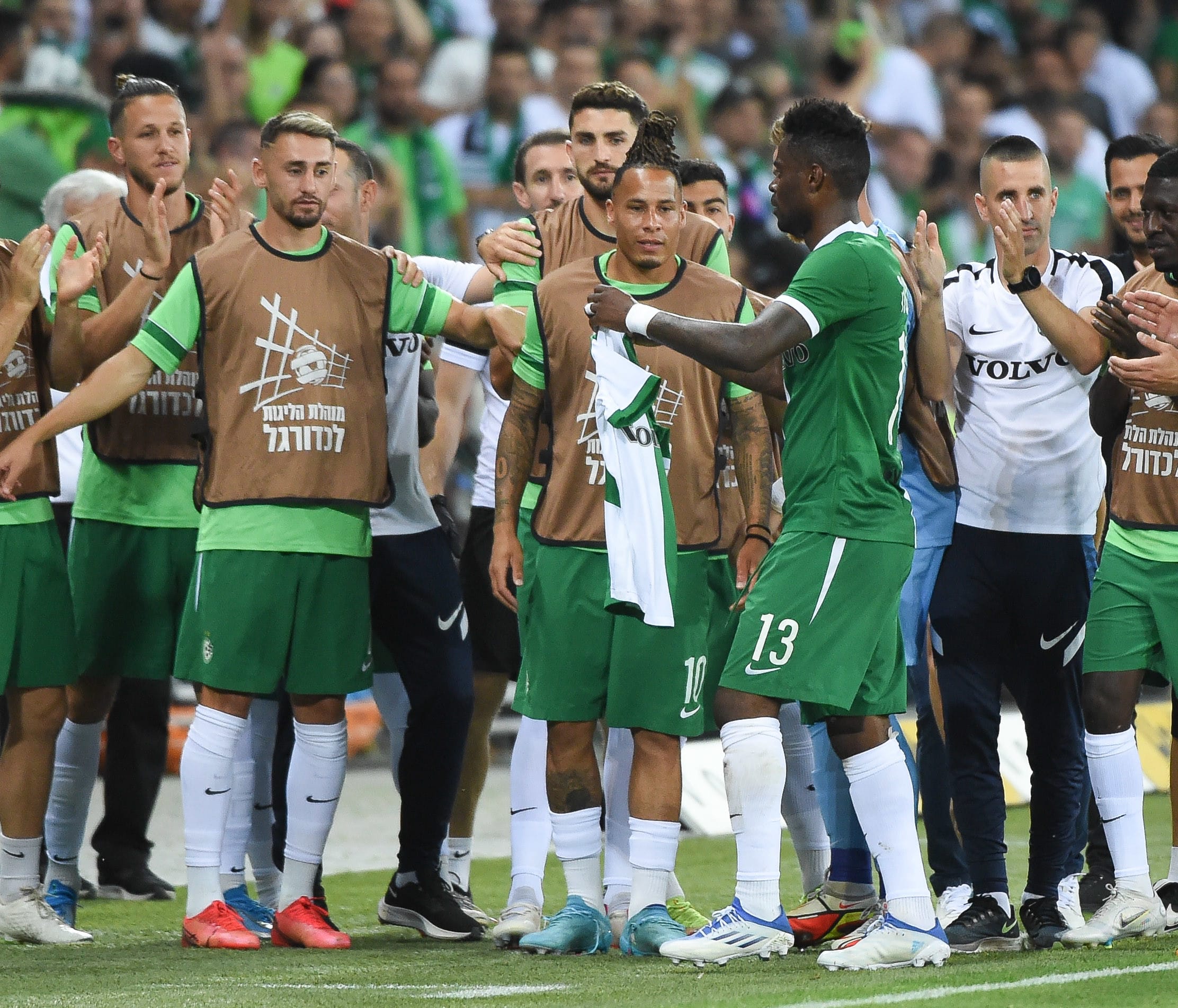 מאוויס צ'יבוטה שחקן מכבי חיפה חוגג שער