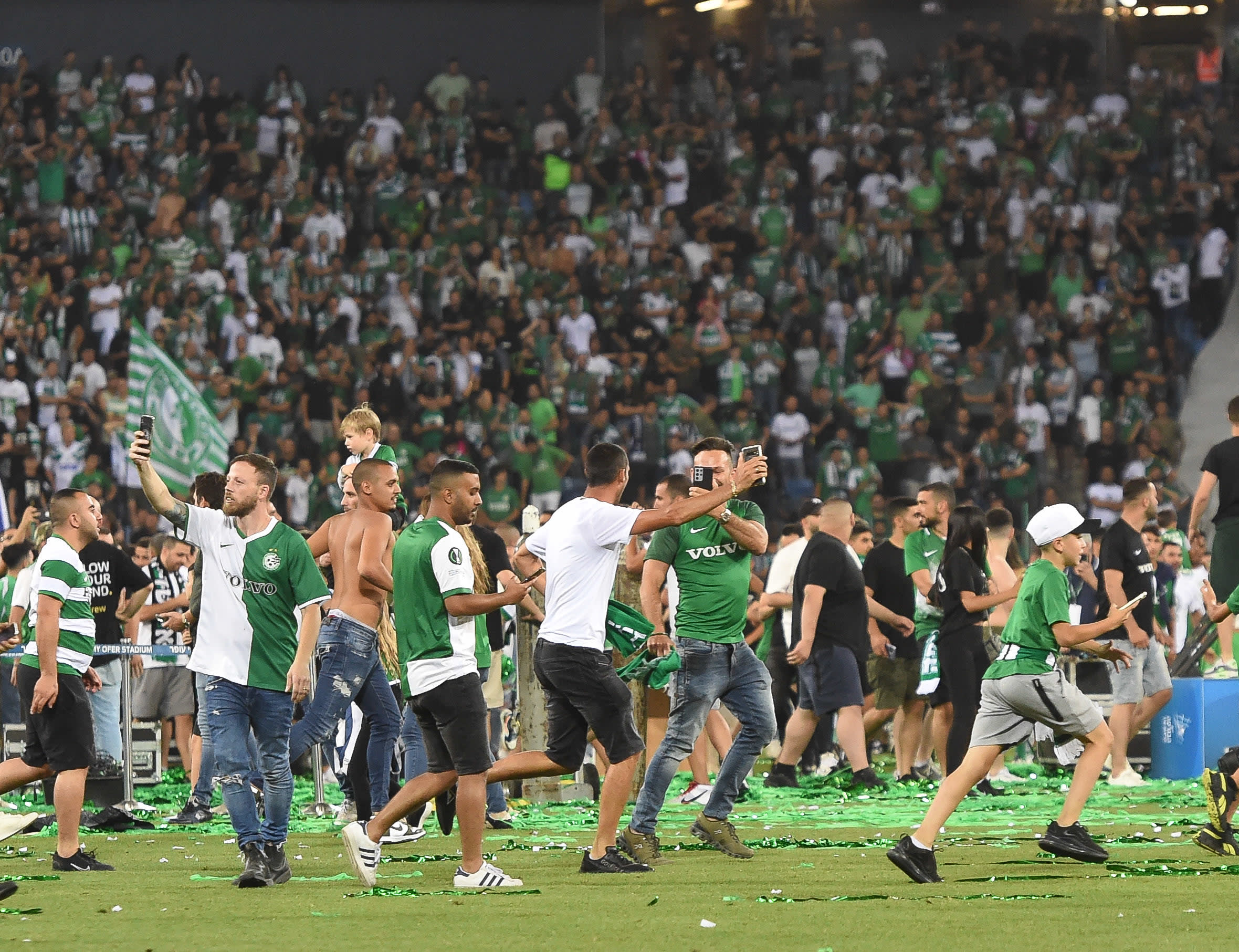 אוהדים של מכבי חיפה פורצים למגרש במהלך חגיגות האליפות