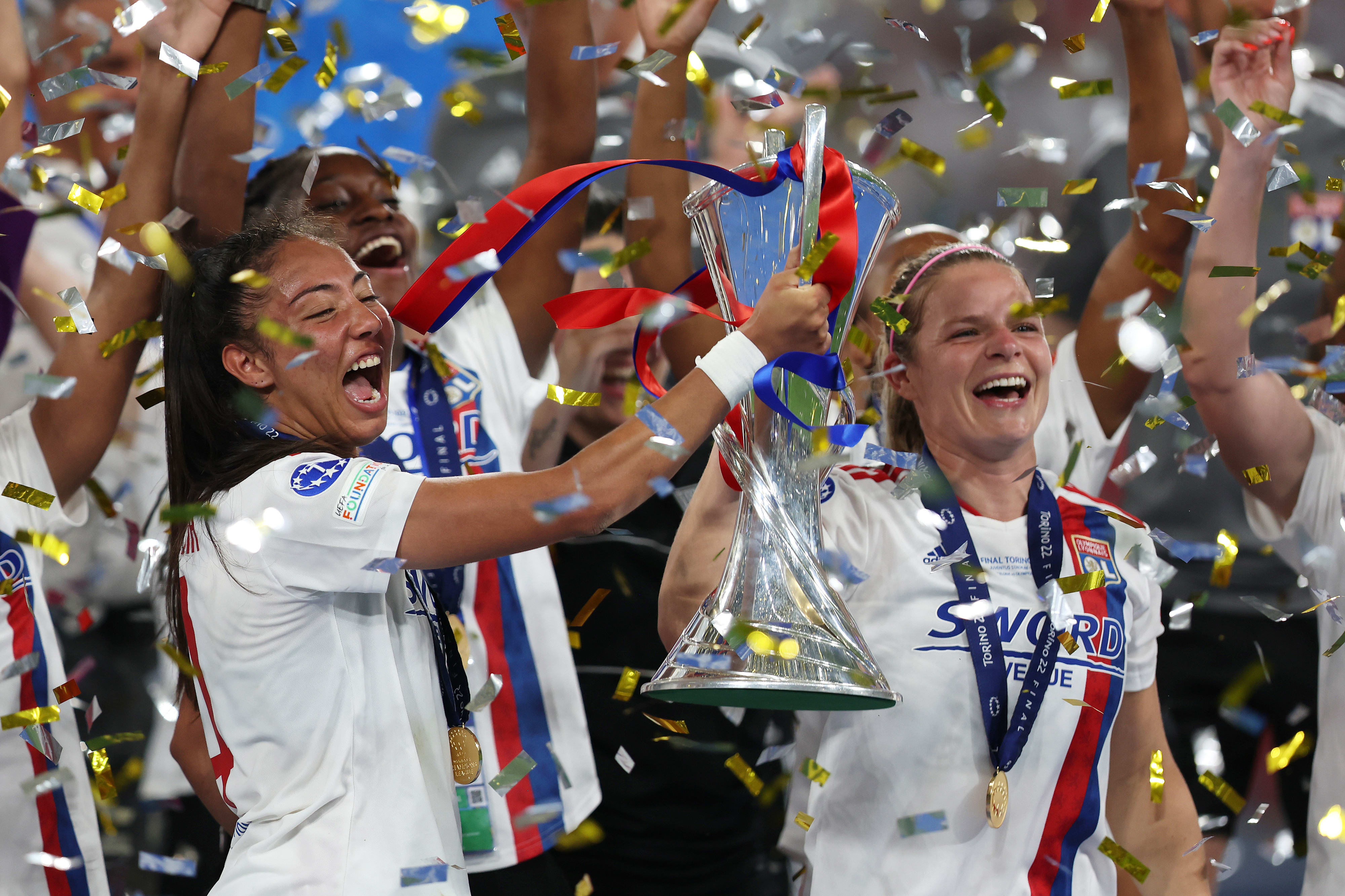 שחקניות ליון מניפות את הגביע אחרי הזכייה בליגת האלופות 2022