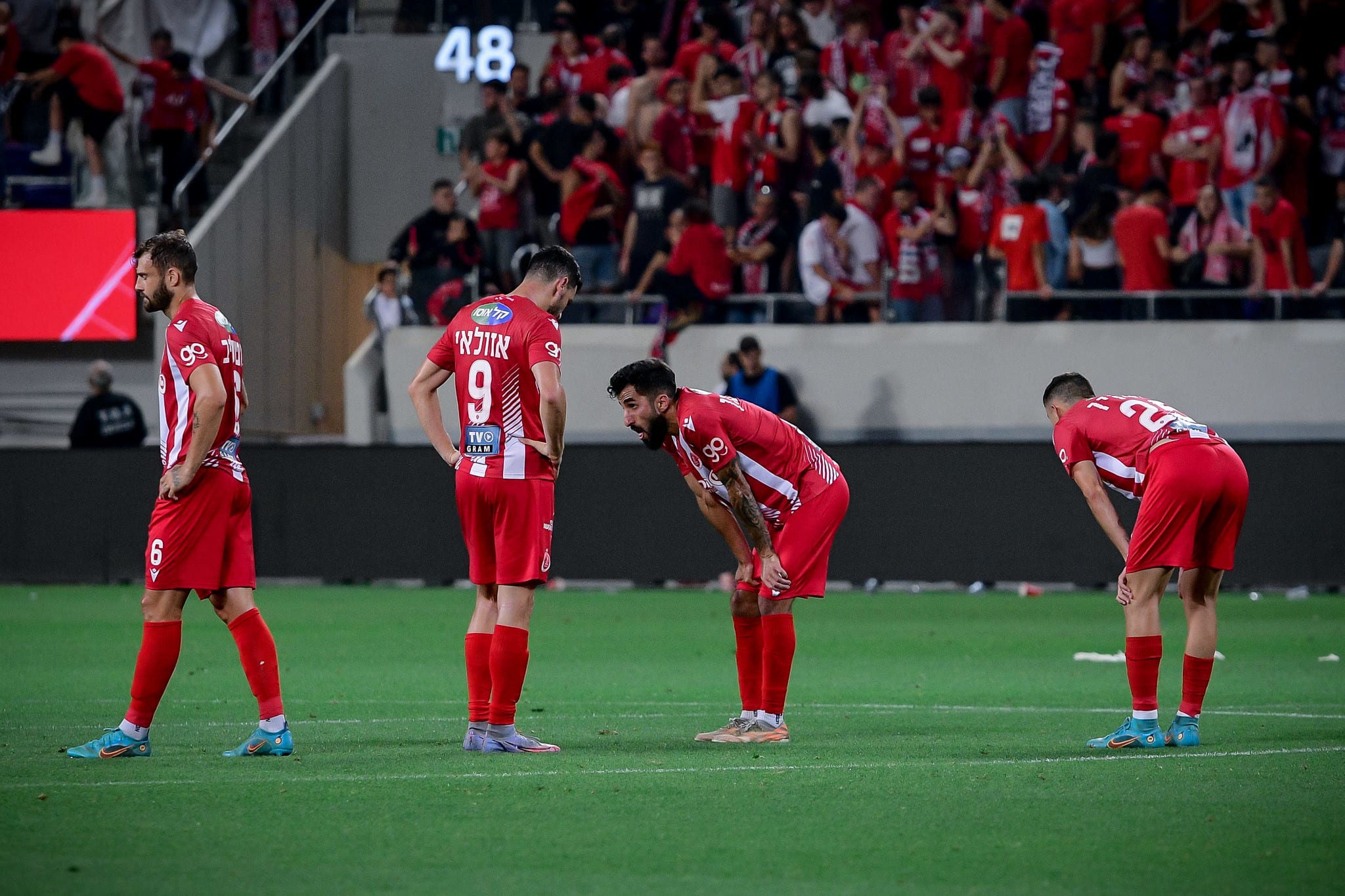 שחקן הפועל תל אביב שלומי אזולאי עם בן ביטון, אדי גוטליב