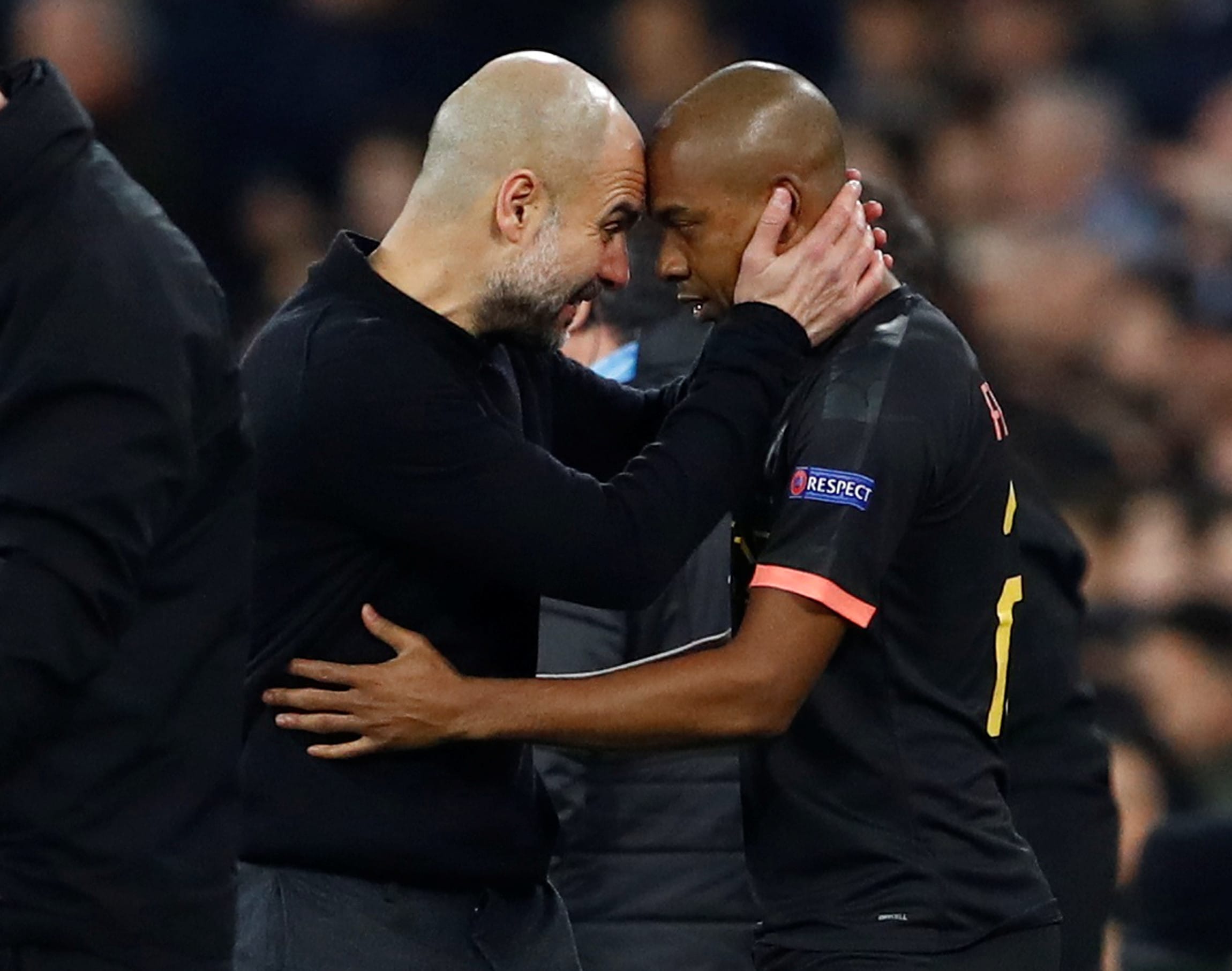 מאמן מנצ'סטר סיטי, פפ גווארדיולה, עם פרננדיניו