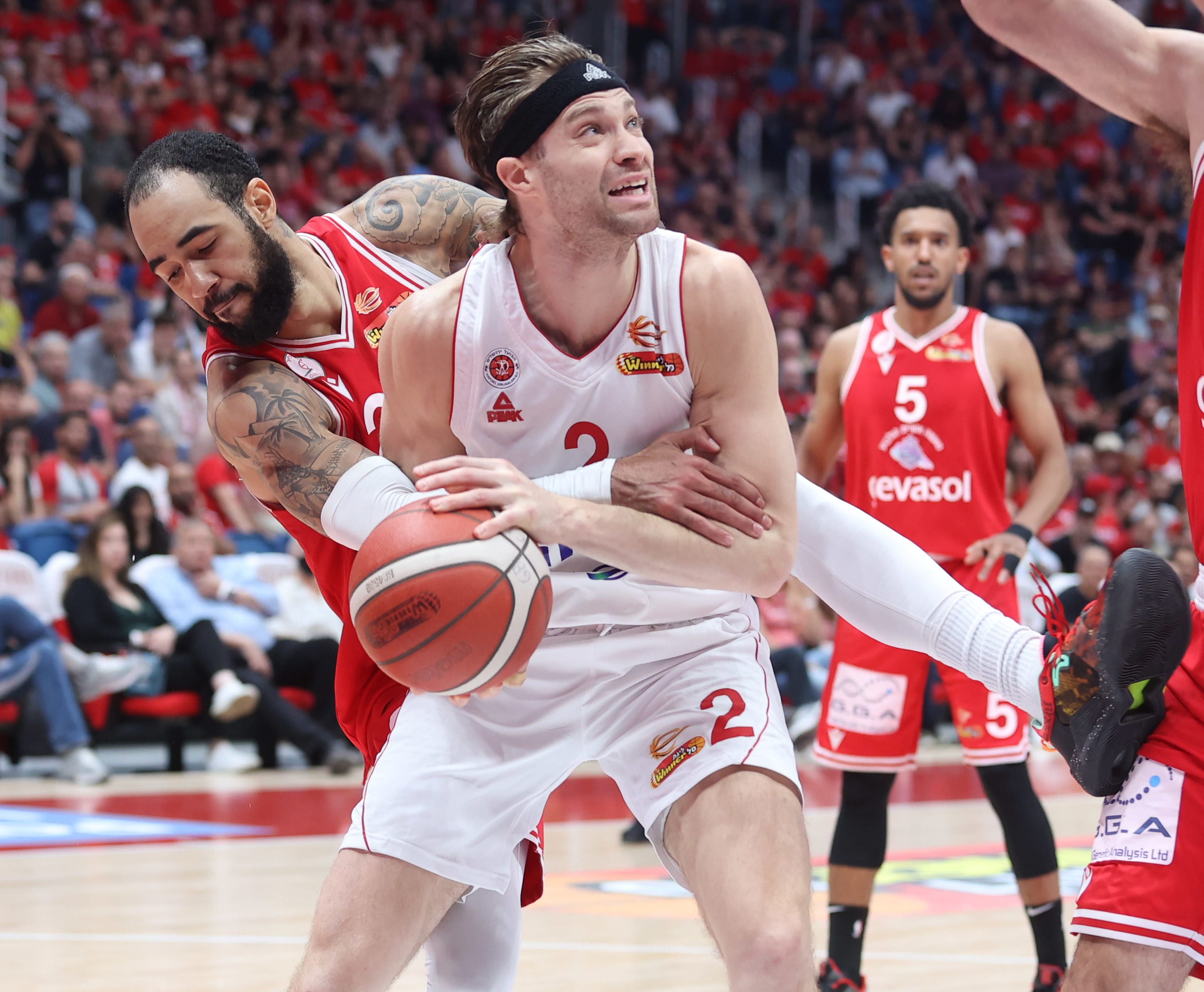 שחקן הפועל גלבוע גליל, רוני הארל, מול ווילי וורקמן, הפועל ירושלים