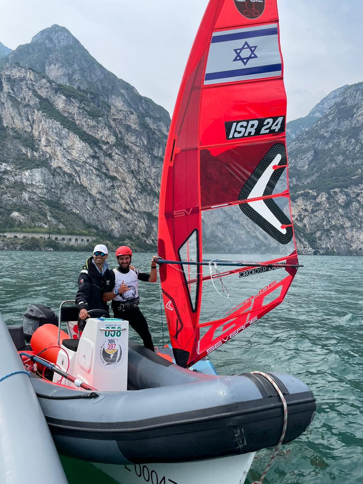 גולש הרוח יואב עומר עם מאמנו גל פרידמן