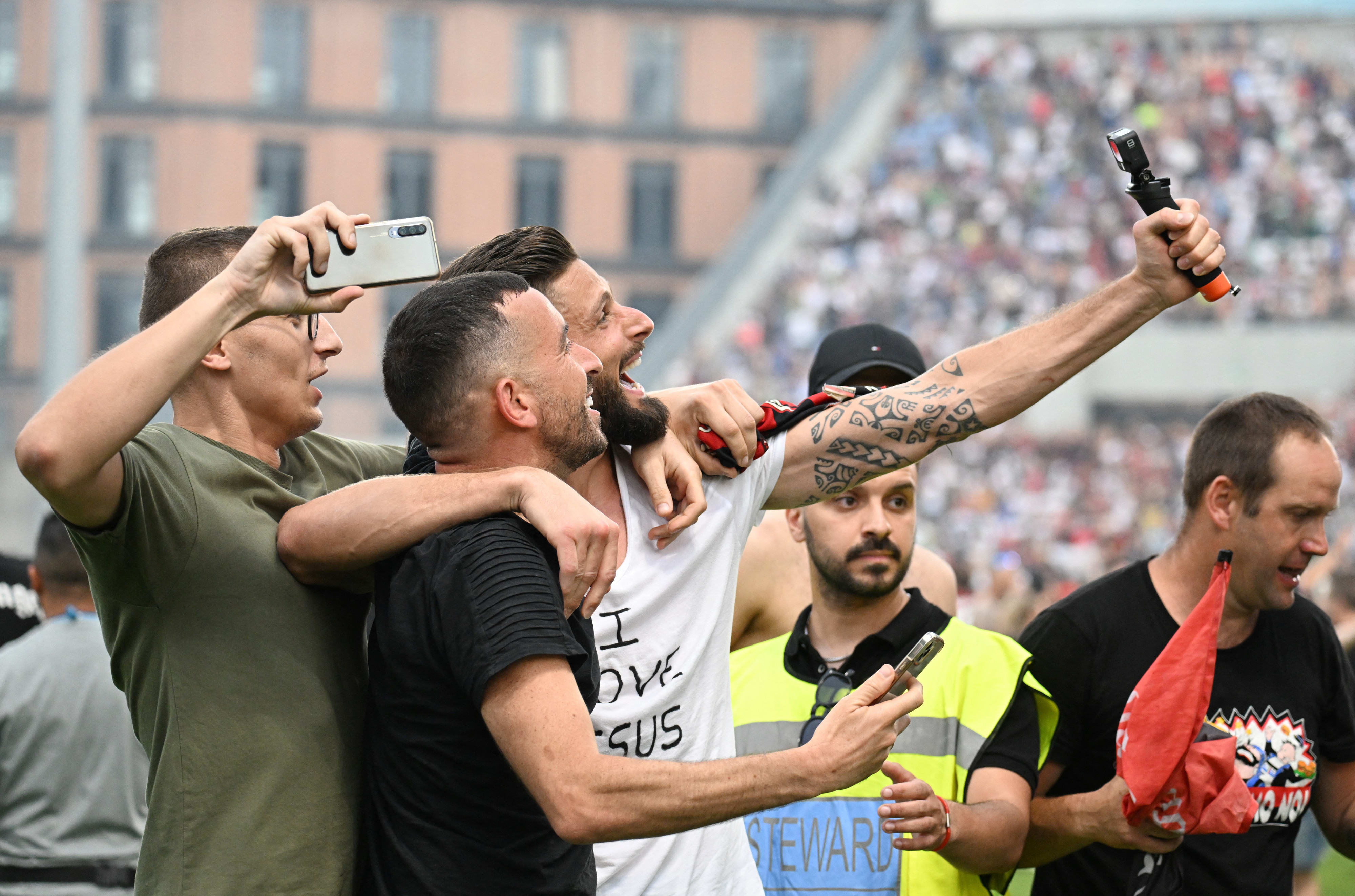 אוליבייה ז'ירו עושה סלפי עם אוהדי מילאן